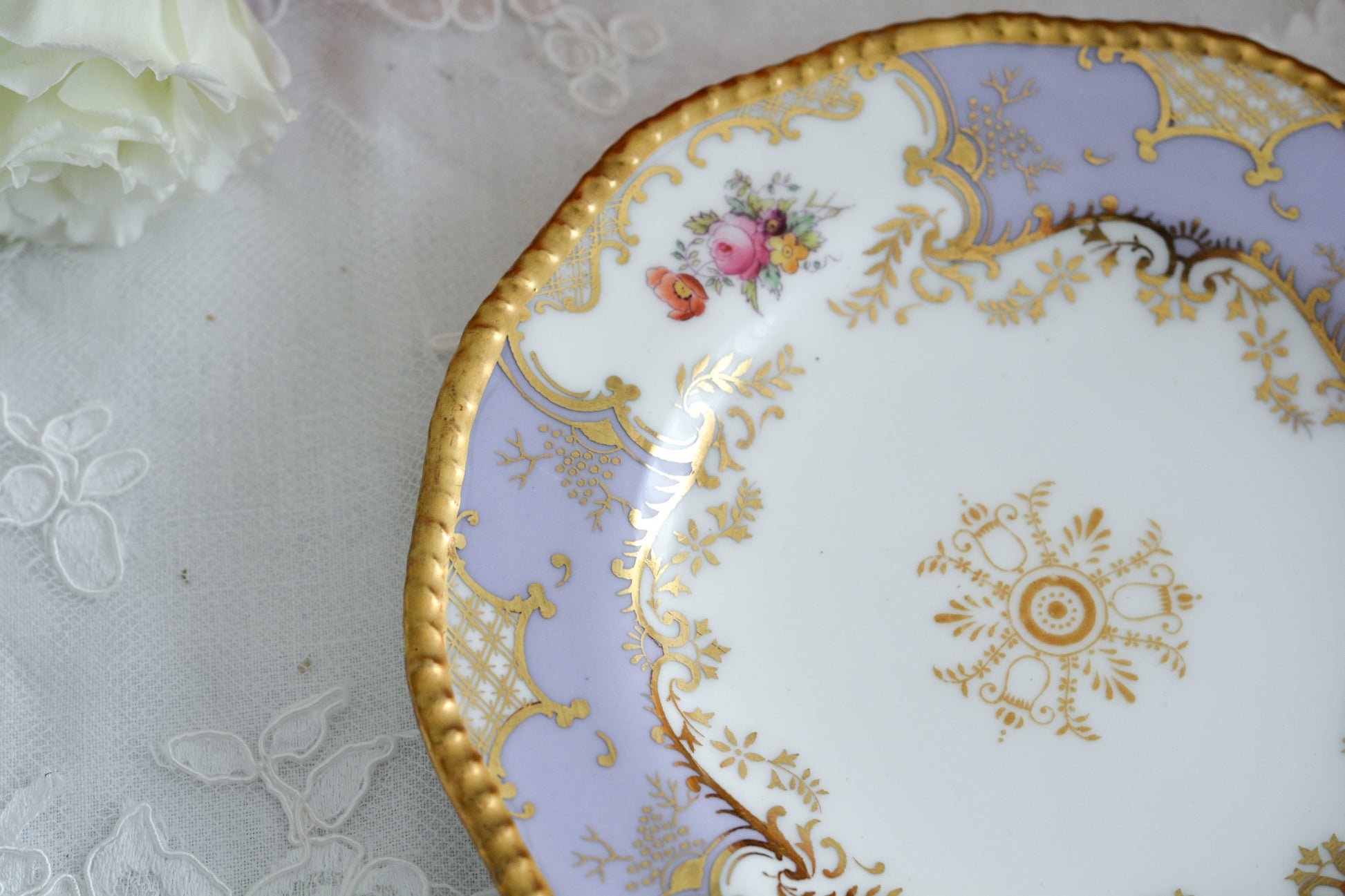 コールポートの人気シリーズ、バットウィングシリーズ。こちらはとても貴重なライラックカラーのティートリオです。そしてさらにカップの側面にブーケの模様が描かれている珍しいデザインです。ライラックカラーは美しいのはもちろんですが、柔らかな印象でとても上品ですね。最近はバットウィングシリーズは探すことがより困難になっております。ライラックカラーは元々レアカラーと言われるお品で、当店では初めてご紹介できます。美しいティートリオをぜひお楽しみください。