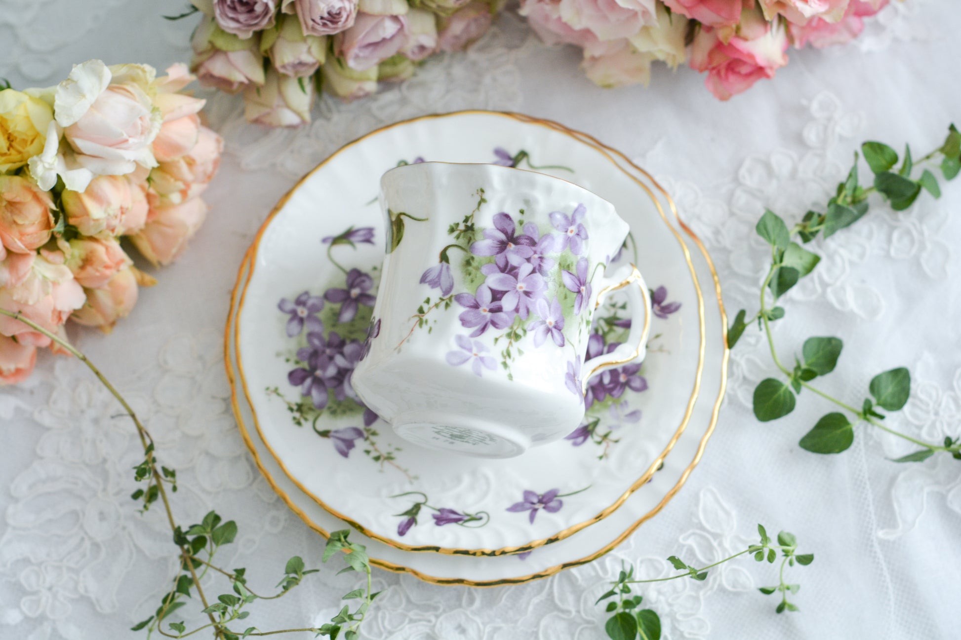 ハマースレイの人気シリーズ、ヴィクトリアンバイオレット。可憐なすみれのモチーフのティートリオです。ヴィクトリアンバイオレットシリーズは製造年代などで絵柄が少しずつ異なります。こちらは可愛らしい絵柄はもちろん、エンボス模様があり特に優雅なお品です。テーブルがパッと明るく可愛らしくなりますね。