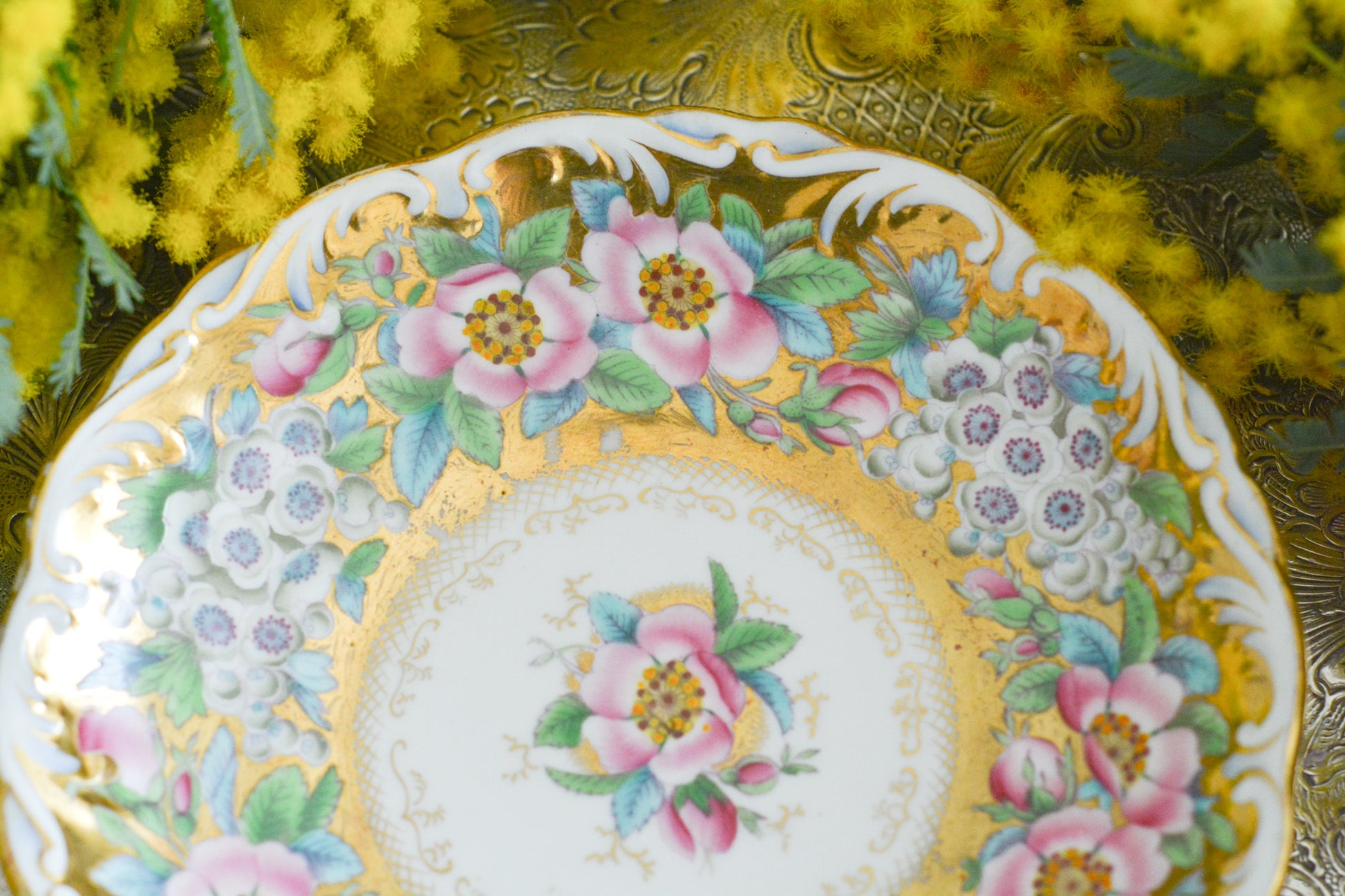 コールポートのロココリバイバル作品の人気のシェイプ、アデレードシェイプ。いろいろなデザインが作られていていますが、こちらのデザインは初めて見ました。ハンドペイントで描かれたお花は野ばらでしょうか?とても華やかなお品です。こちらは元々ティーカップとコーヒーカップ、ソーサーのセットだったと思われますが、コーヒーカップとソーサーのセットになっています。美しいお花がたくさん咲いたような美しいカップと共に春のティータイムをお楽しみください。