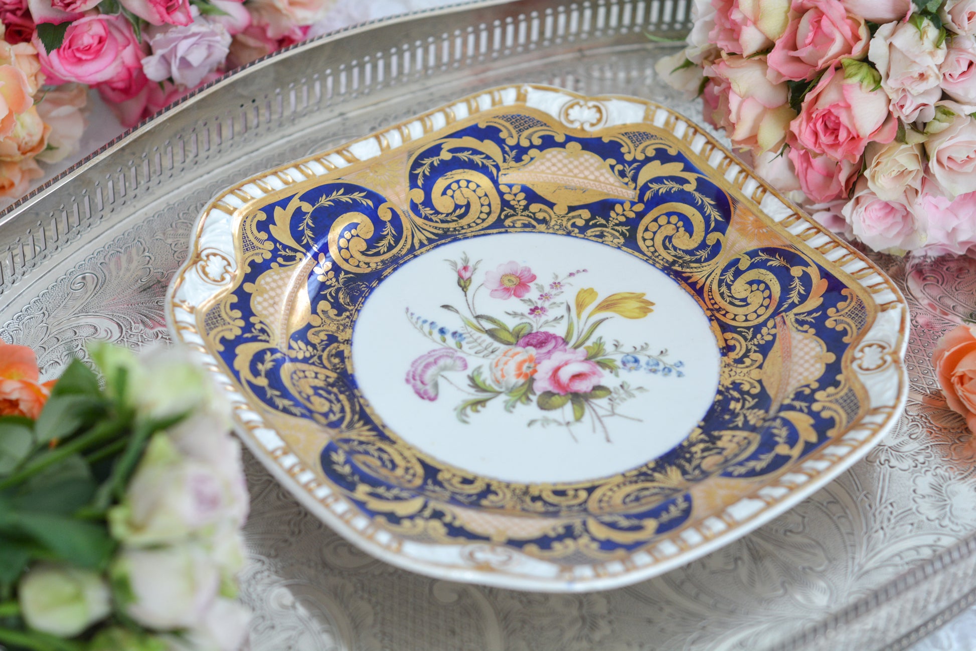 スポードのコバルトブルー地に豪華な金彩模様と手描きで描かれたブーケの模様が美しいプレートです。ちょっと珍しい形をしています。縁の縁飾りのような模様もとても素敵ですね。裏面にはバックスタンプではなく手描きでSpodeと記されています。とても豪華なプレートでキャビネットプレートとして飾ってもとても素敵だなと思います。