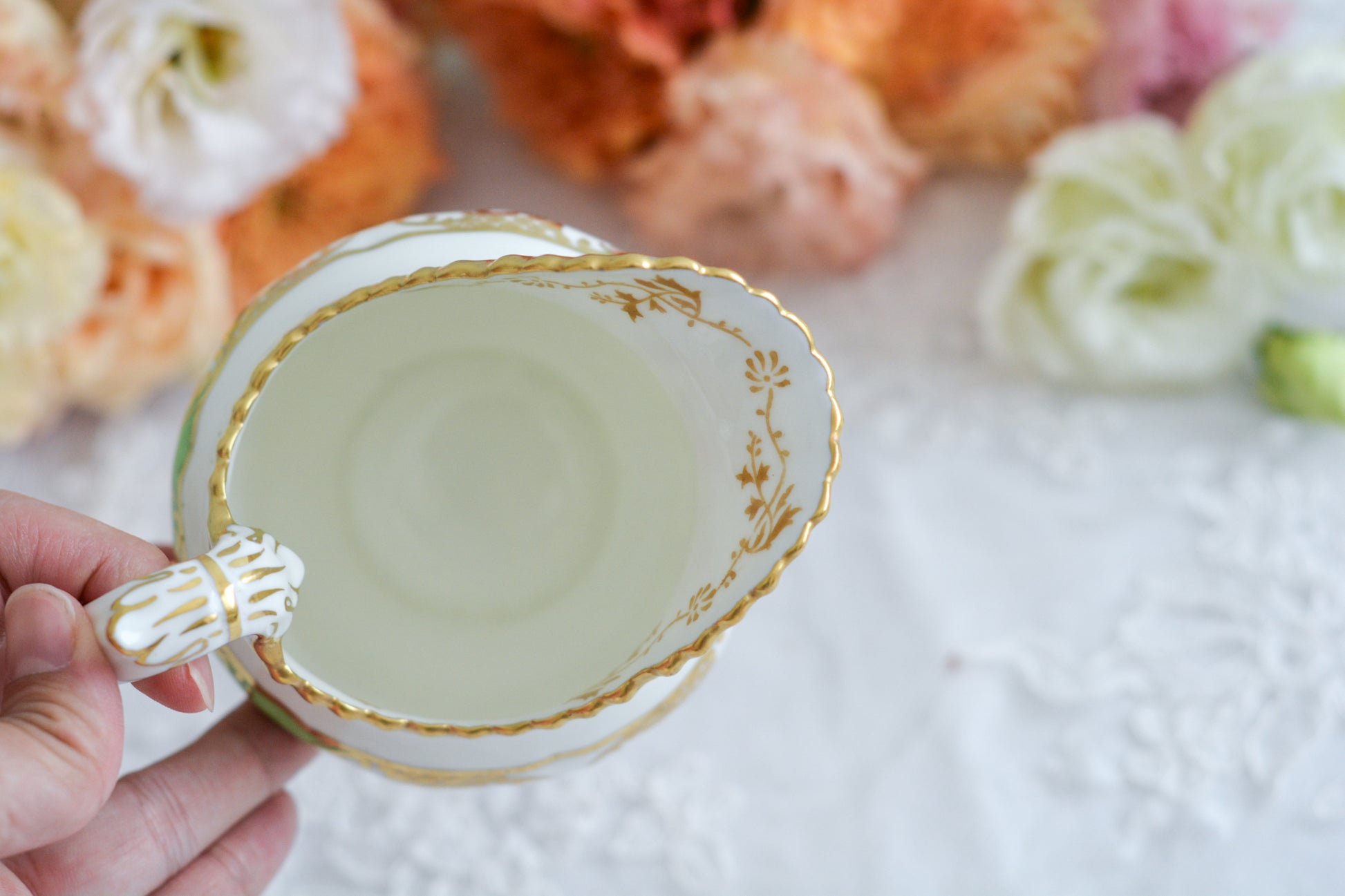 コールポートの人気シリーズのバットウィング。こちらはアップルグリーンカラーが美しいミルクジャグです。アップルグリーンは明るい雰囲気で優美なデザインです。美しいミルクジャグはテーブルに花を添えてくれますね。ミルクジャグは元々ティートリオよりも数が少ないのですが、バットウィングシリーズは年々見つけることが困難になっております。こちらはとても状態の良い子で、お探しの方に見つけていただけましたら嬉しいです。