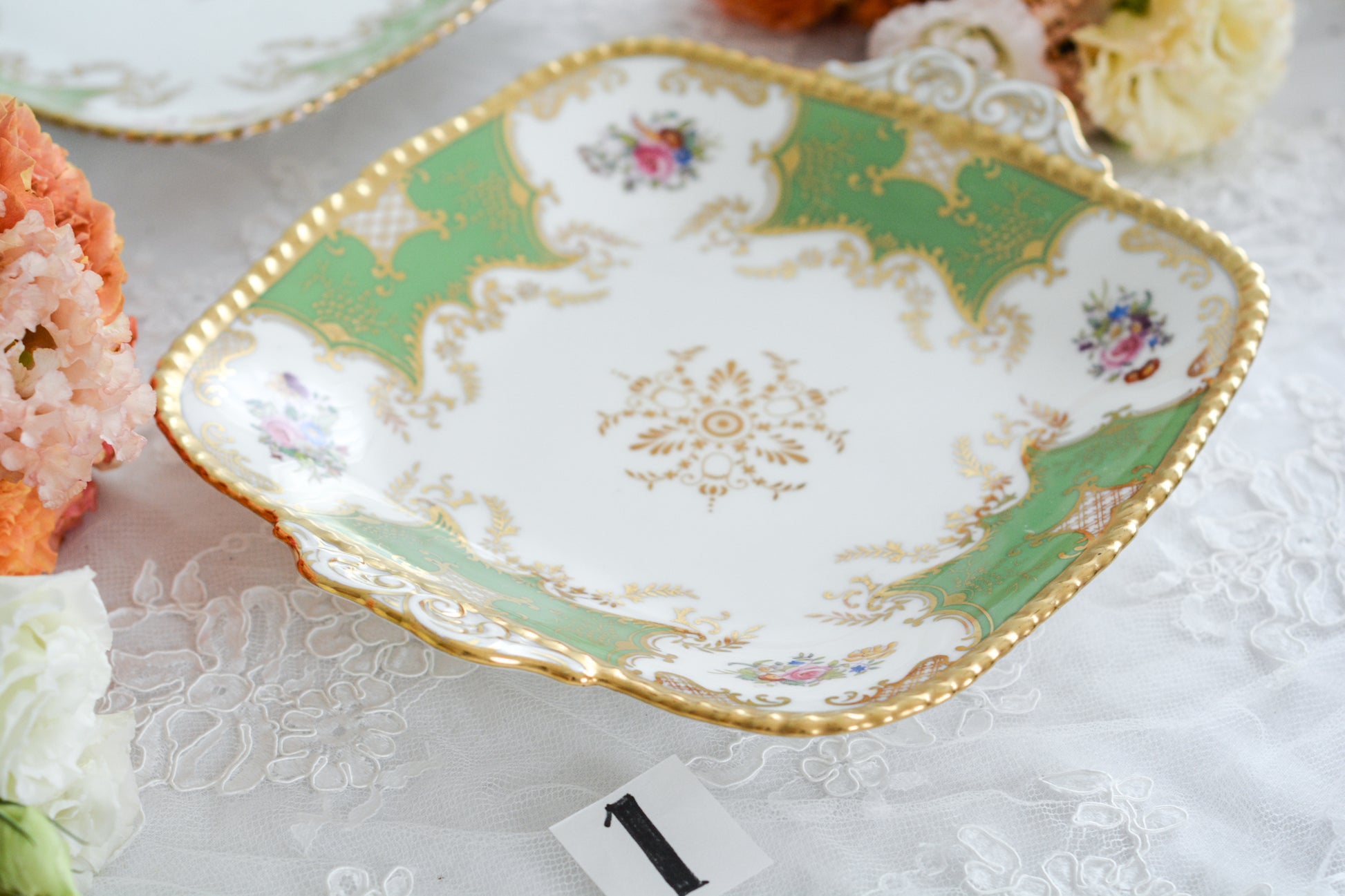 コールポートの人気シリーズ、バットウィング。カラーバリエーションも豊富なシリーズです。こちらは明るい雰囲気のアップルグリーンカラーの美しいB&Bプレート。サンドイッチやスイーツなど盛り付けてお楽しみくださいね。こちらは1枚の価格です。全部で2枚ございます。少しずつデザインが違いますので①〜②からお選びください。