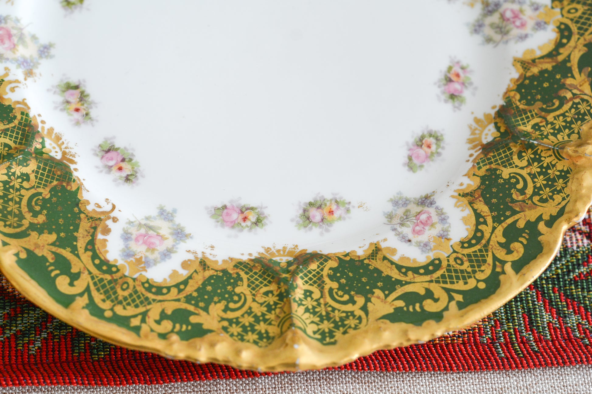 フランスのリモージュのプレートがやってきました。ジャン・プーヤ工房のデザートプレートで、深い緑の縁取りに繊細なタッチのお花がとても美しい1枚です。英国のタッチとはまた違った趣きがあり、エレガントで繊細な雰囲気。クリスマスのテーブルにもぴったりな色合いでテーブルを華やかに盛り上げてくれるプレートです。  こちらは1枚の価格です。クリスマス企画の特別価格になっています。在庫が全部で8枚ございます。状態の良いものから順番にお送りいたします。