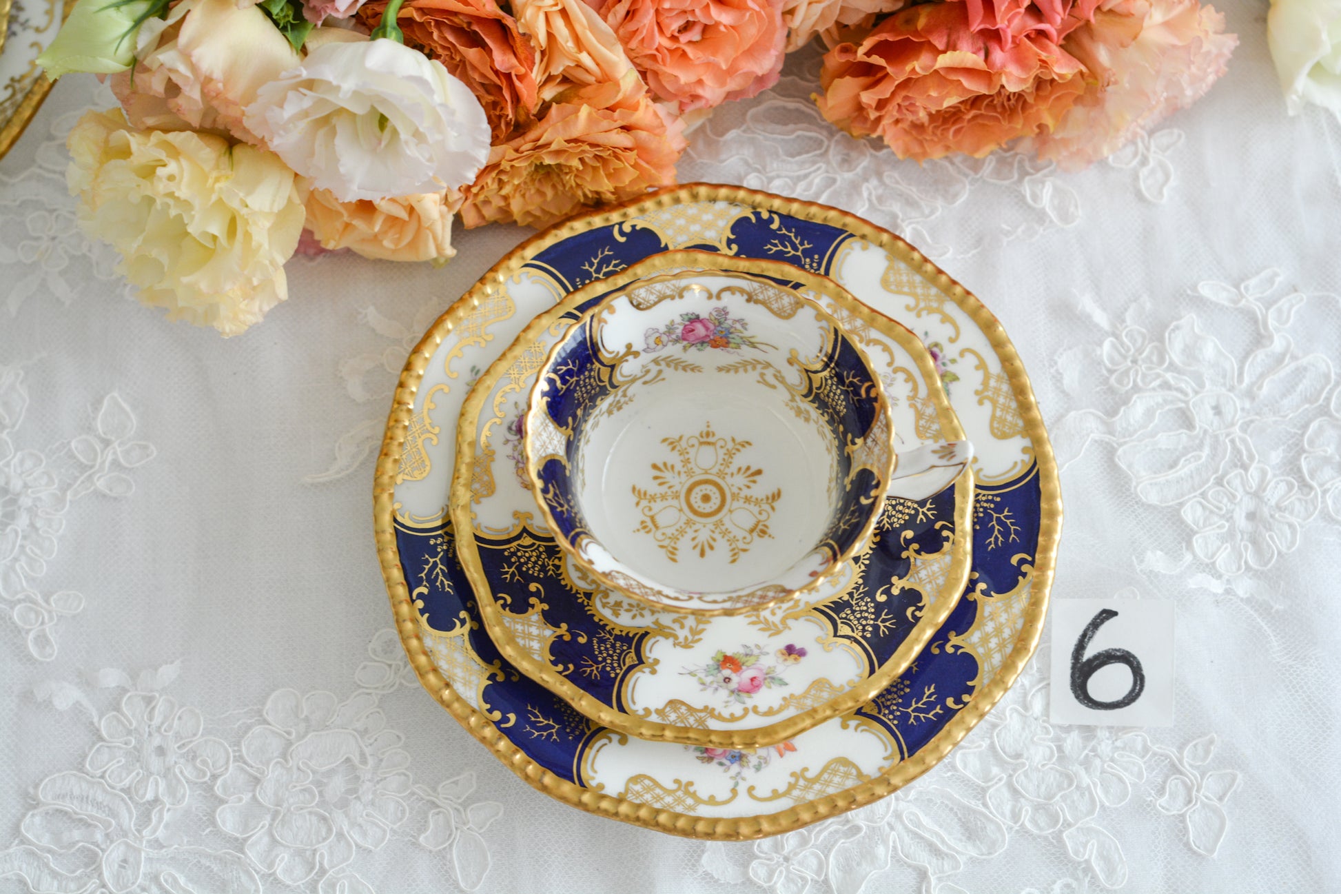 コールポートの代表作と言ってもいい、バットウィングシリーズ。こちらはコバルトブルーのティートリオです。重厚感のあるコバルトブルーと金彩のコントラスト、美しいシェイプ。凛としさ美しさがありオーラを感じます。最近はバットウィングも探すのがとても困難になってきました。心が躍るカップでティータイムをお楽しみいただけたら嬉しいです。こちらは1セットの価格です。全部で6セット在庫がございます。状態で価格が変わります。