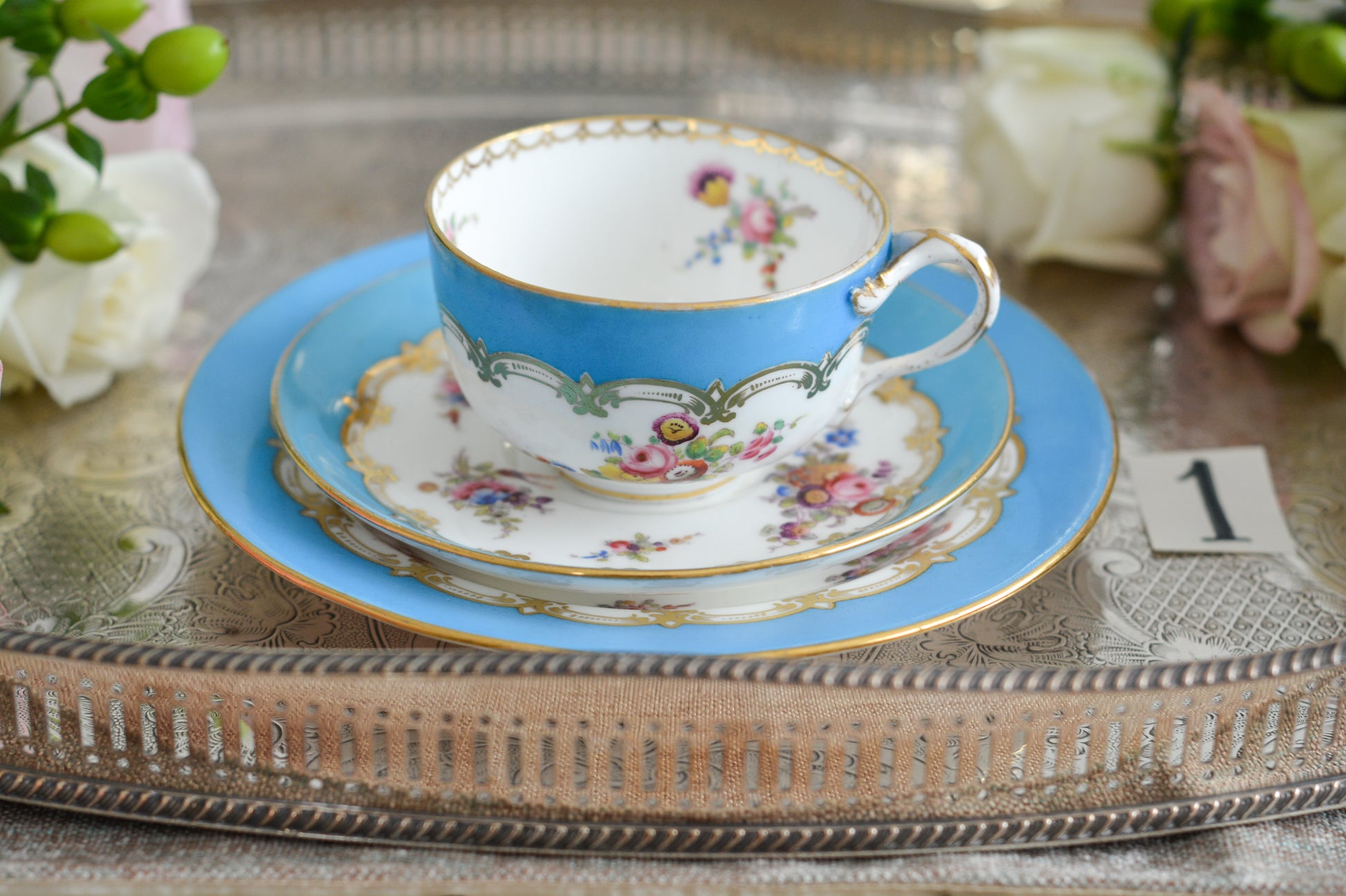 コールポートのハンドペイントで描かれた花々がとても美しいティートリオです。以前色違いのコバルトブルーのトリオをご紹介したことがあります。シリーズ名はないのですが、何色かカラーバリエーションがあります。ターコイズブルーはどのシリーズにおいても貴重なカラー。ターコイズブルーに金彩のコントラストがとても豪華な印象です。特別なティータイムにどうぞ。