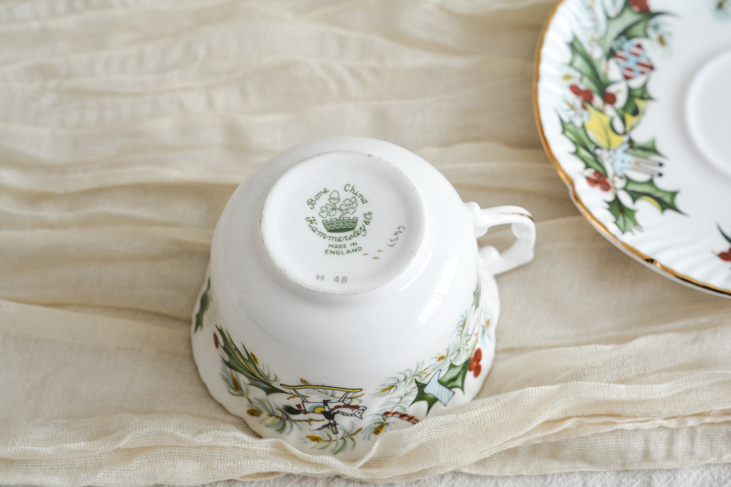 ハマースレイのクリスマスの絵柄のカップ&ソーサーは、ヒイラギにプレゼントやステッキ、お人形などクリスマスらしいモチーフがたくさん。とっても可愛らしいカップです。クリスマスのワクワクする気持ちをさらに盛り上げてくれそうですね。今回1客だけ入荷できました!ぜひクリスマスのティータイムをお楽しみくださいませ。