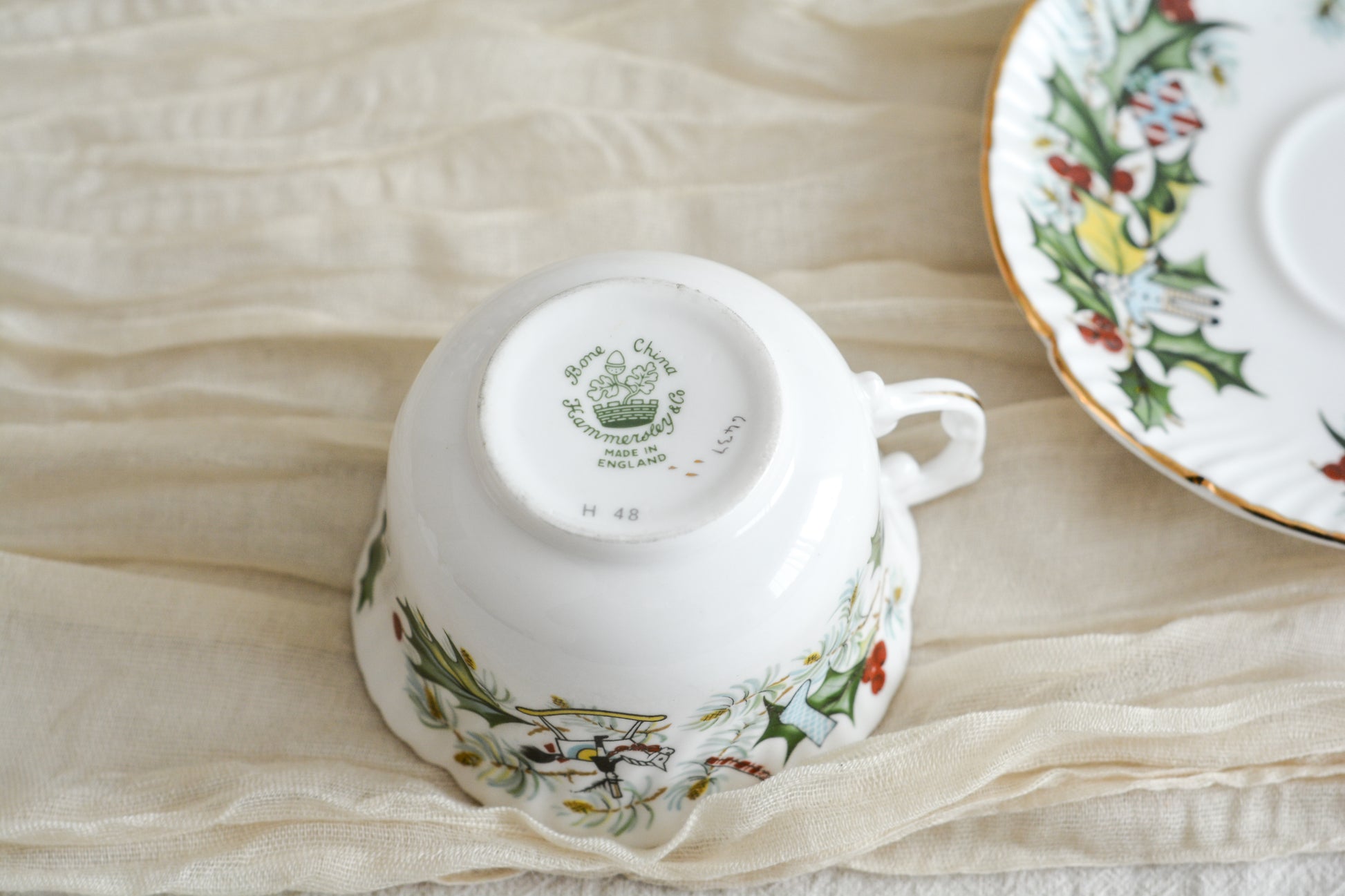 ハマースレイのクリスマスの絵柄のカップ&ソーサーは、ヒイラギにプレゼントやステッキ、お人形などクリスマスらしいモチーフがたくさん。とっても可愛らしいカップです。クリスマスのワクワクする気持ちをさらに盛り上げてくれそうですね。今回1客だけ入荷できました!ぜひクリスマスのティータイムをお楽しみくださいませ。