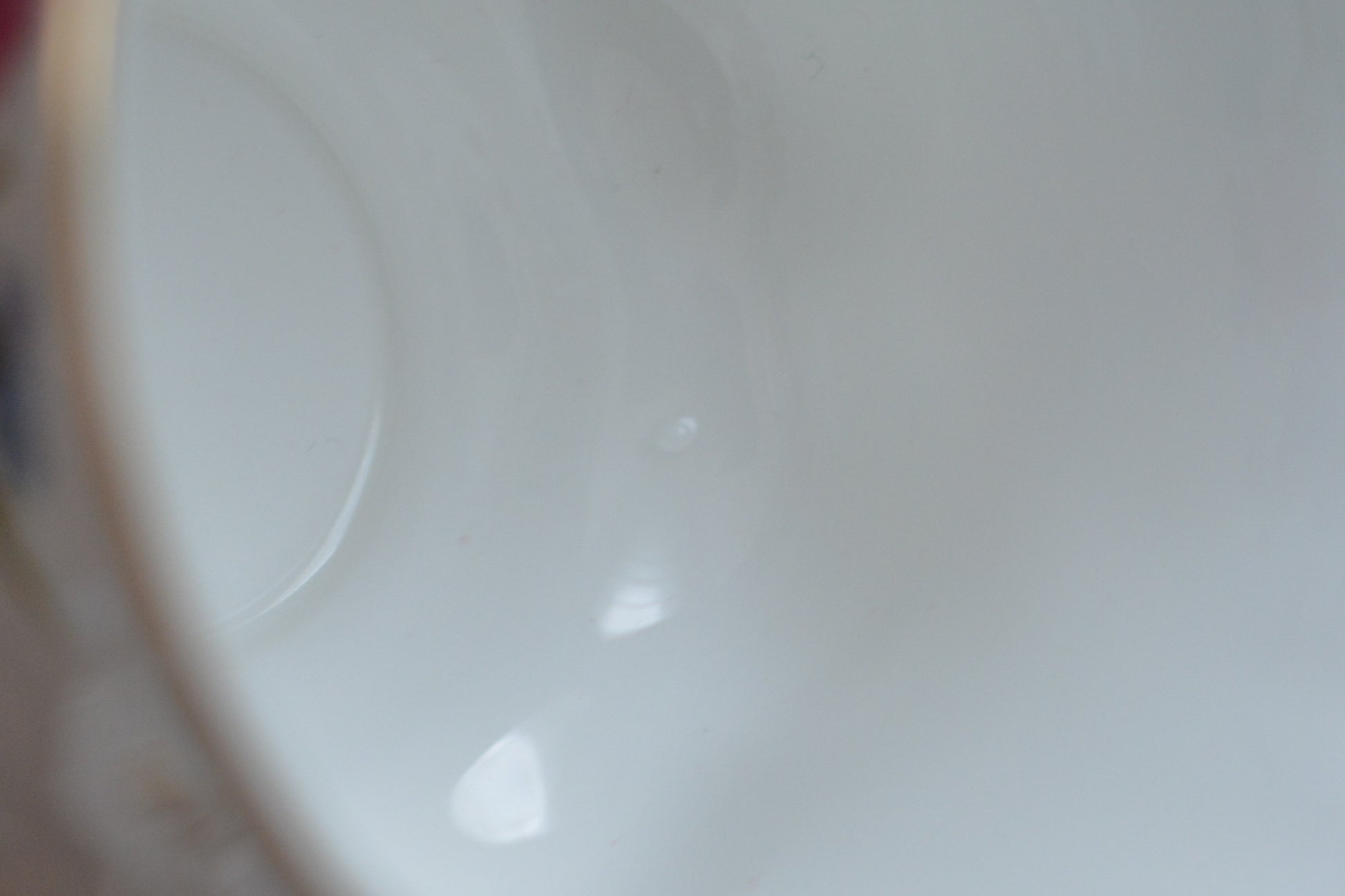 ロイヤルアルバートの人気シリーズの一つ、「フラワーオブマンス」1月から12月までそれぞれの季節のお花がモチーフのシリーズで、ついつい集めたくなってしまう魅力があります。今回ご紹介するのは、8月(August)。8月のお花はポピーです。鮮やかな色合いが夏のティータイムにぴったり!貴重なデザートプレート付きのトリオとなっております。8月生まれの方、コレクションしていらっしゃる方、お探しの方もぜひ。