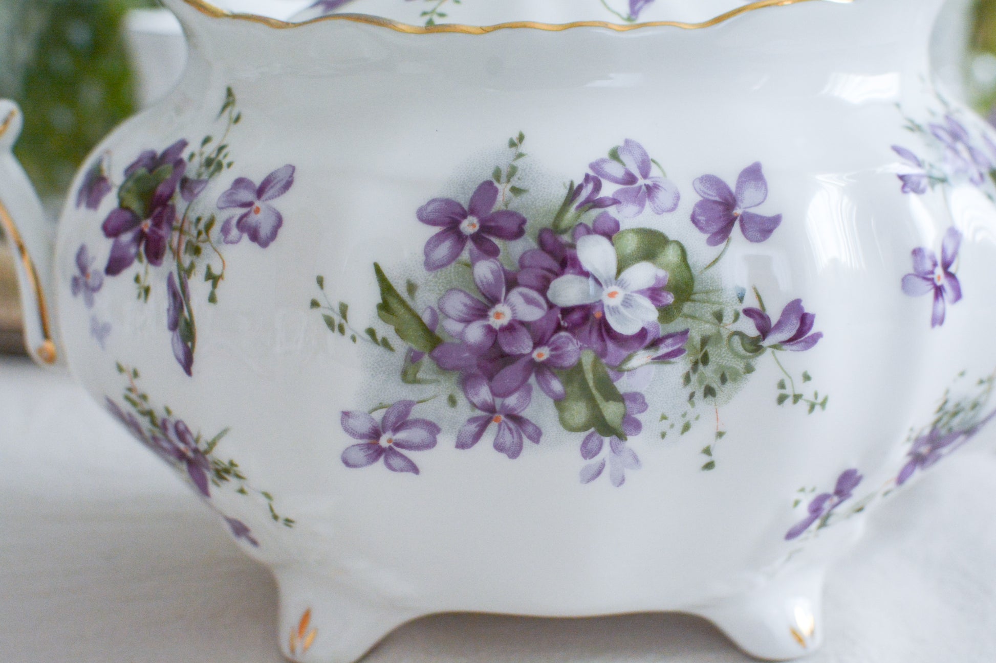 ハマースレイの人気シリーズ、ヴィクトリアンバイオレットシリーズのラージサイズのティーポットです。可憐なすみれの模様と優雅なシェイプがとても美しく、おうちティータイムを華やかに盛り上げてくれます。とても存在感があって、テーブルを華やかに盛り上げてくれます。お客さまのおもてなしにはもちろん、ご家族やご友人との楽しいティータイムにもぜひ。