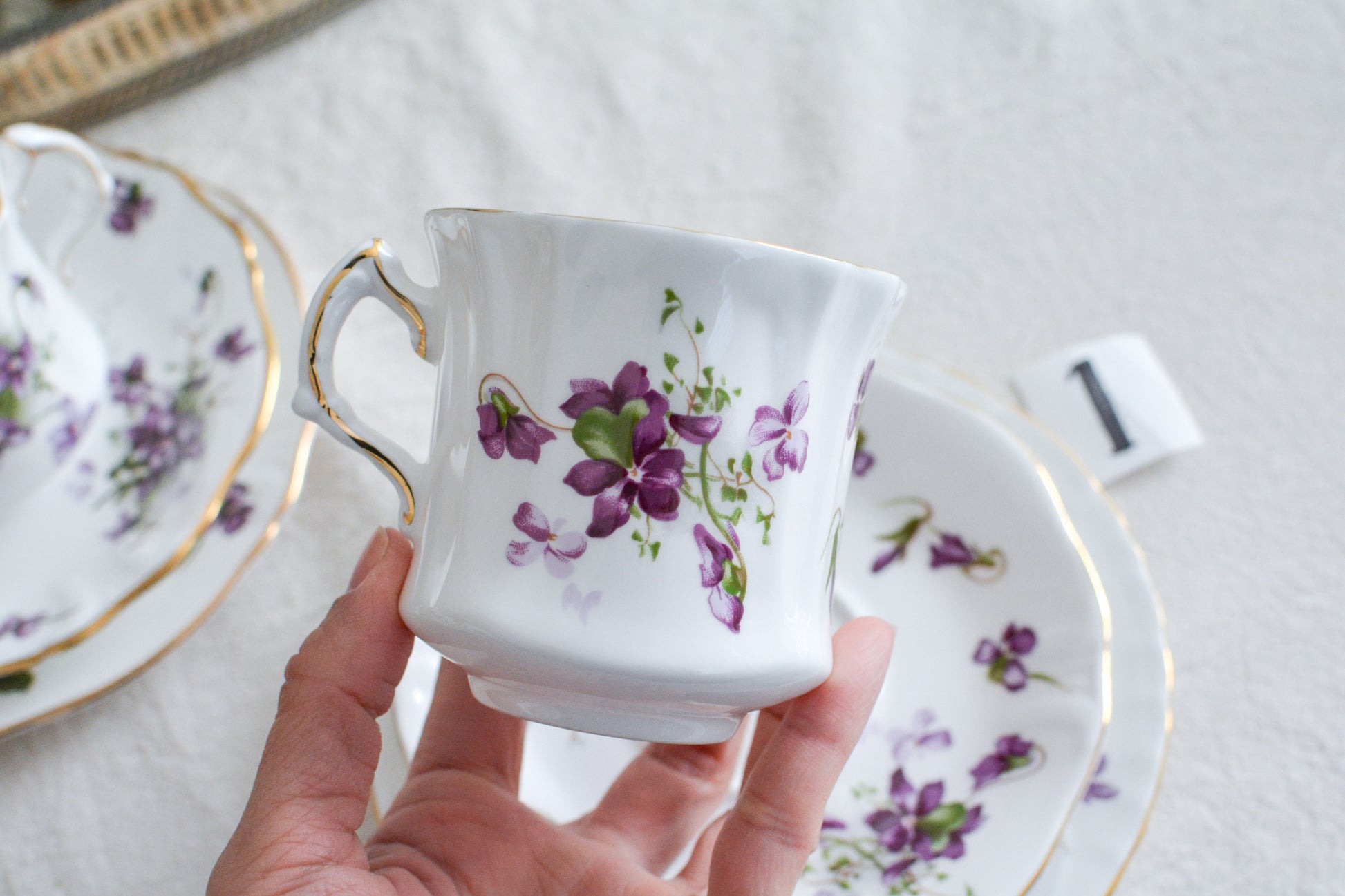 ハマースレイの人気シリーズ、ヴィクトリアンバイオレットシリーズのティートリオ。可憐なすみれの模様と優雅なシェイプがとても美しいお品です。製造年代などですみれの模様が少しずつ違い、それぞれに魅力があります。ハマースレイらしいエレガントなデザインでおうちティータイムを華やかに盛り上げてくれます。こちらは1セットの価格です。在庫が2セットあり、絵柄や色味が少しずつ異なります。トリオ①〜②からお選びください。