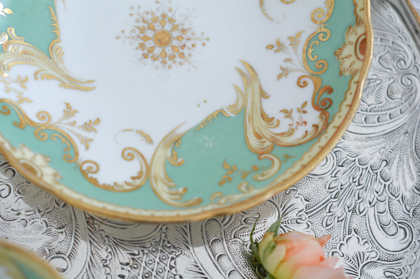 爽やかなアップルグリーンカラーに美しい模様のカップ&ソーサー。メーカーは不明ですが、優美なシェイプも素晴らしいデザインのお品です。こちらは1客の価格です。在庫が全部で5客ございます。 差異はあまりありませんが、状態の良いものから順番にお送りいたします。