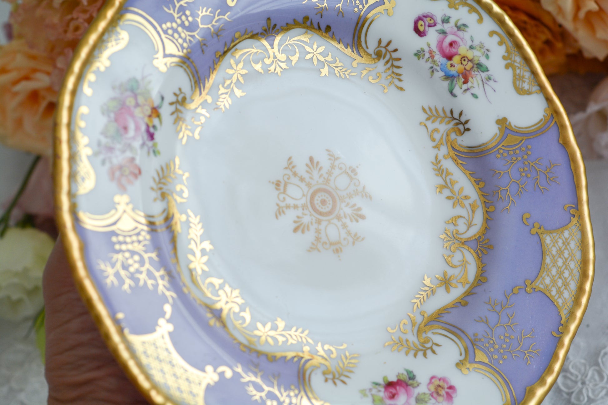 コールポートの人気シリーズ、バットウィングシリーズ。こちらはとても貴重なライラックカラーのデザートプレートです。ライラックカラーは美しいのはもちろんですが、柔らかな印象でとても上品ですね。最近はバットウィングシリーズは探すことがより困難になっております。ライラックカラーは元々レアカラーと言われるお品で、当店では初めてご紹介できます。  お揃いのティートリオも別で掲載しております。