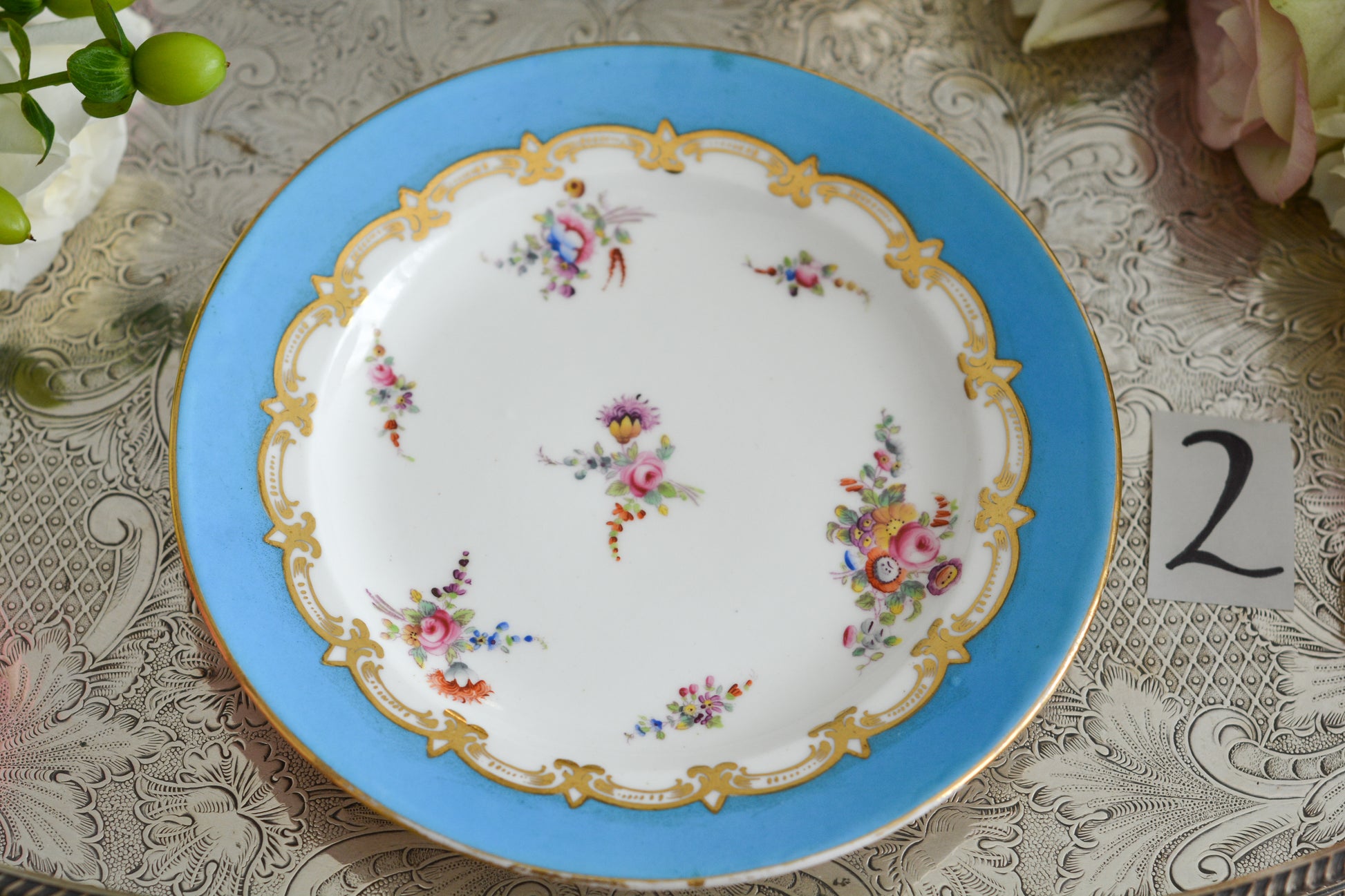 コールポートのハンドペイントで描かれた花々がとても美しいティートリオです。以前色違いのコバルトブルーのトリオをご紹介したことがあります。シリーズ名はないのですが、何色かカラーバリエーションがあります。ターコイズブルーはどのシリーズにおいても貴重なカラー。ターコイズブルーに金彩のコントラストがとても豪華な印象です。特別なティータイムにどうぞ。