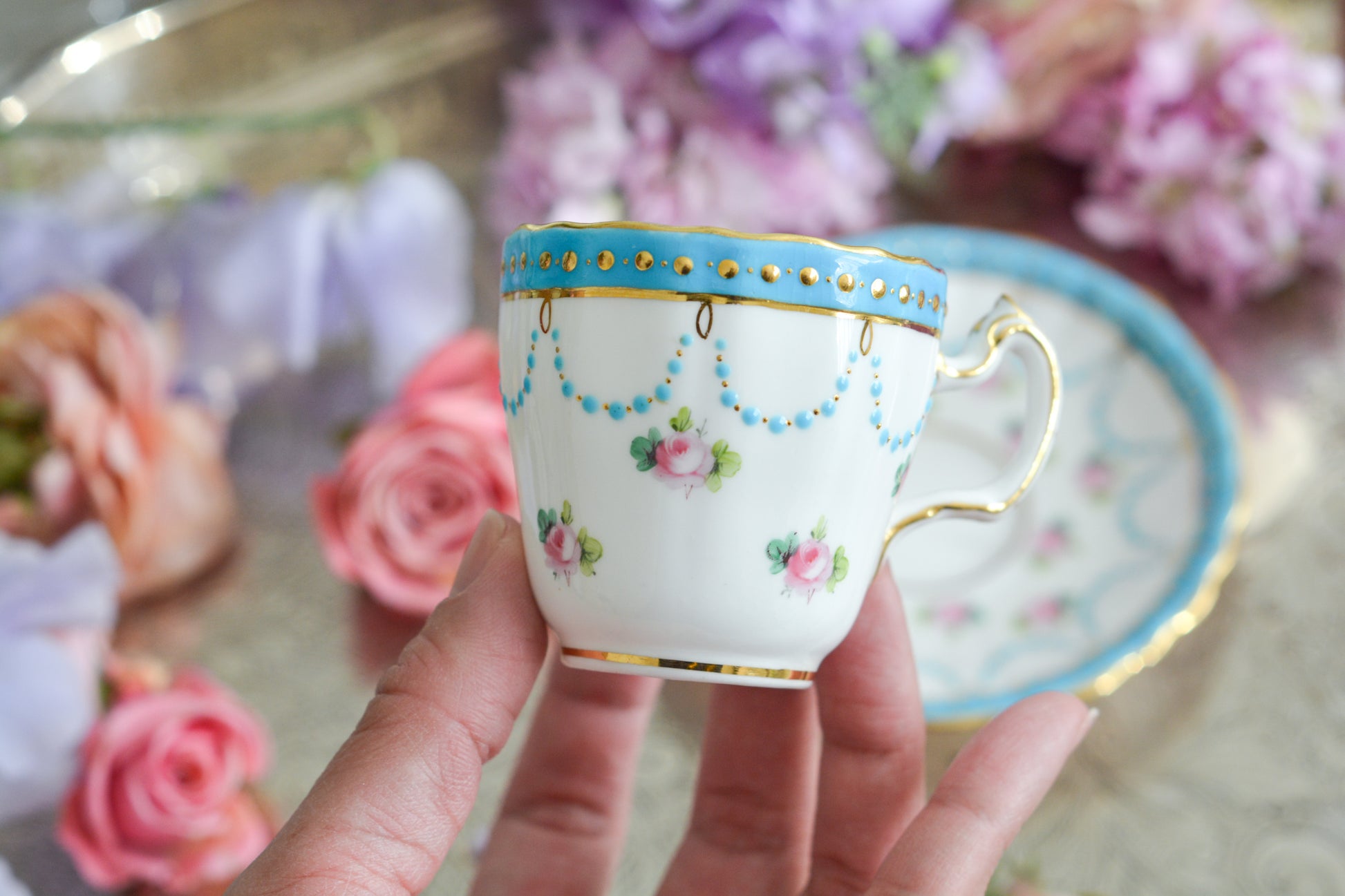 ミントンの美しいデミタスカップ。ミントンブルーにエレガントなデザイン。さすがミントン!ですね。小さなカップにぎゅっと魅力が詰まったお品です。 ミントンは女性の絵付け師さんが他のメーカーよりもたくさん活躍していたと本で読んだことがあります。ミントンのエレガントで美しいデザインはそんな理由もあるのかもしれません。カップのハンドルに製造時にできたと思われる傷と、ソーサーにヘアライン(貫通はしていません)があるので実用にはお勧めしませんが、ぜひたくさん眺めて愛でていただきたい、芸術的なカップです。