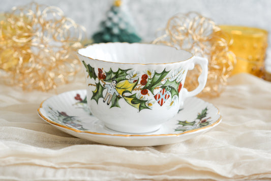 ハマースレイのクリスマスの絵柄のカップ&ソーサーは、ヒイラギにプレゼントやステッキ、お人形などクリスマスらしいモチーフがたくさん。とっても可愛らしいカップです。クリスマスのワクワクする気持ちをさらに盛り上げてくれそうですね。今回1客だけ入荷できました!ぜひクリスマスのティータイムをお楽しみくださいませ。