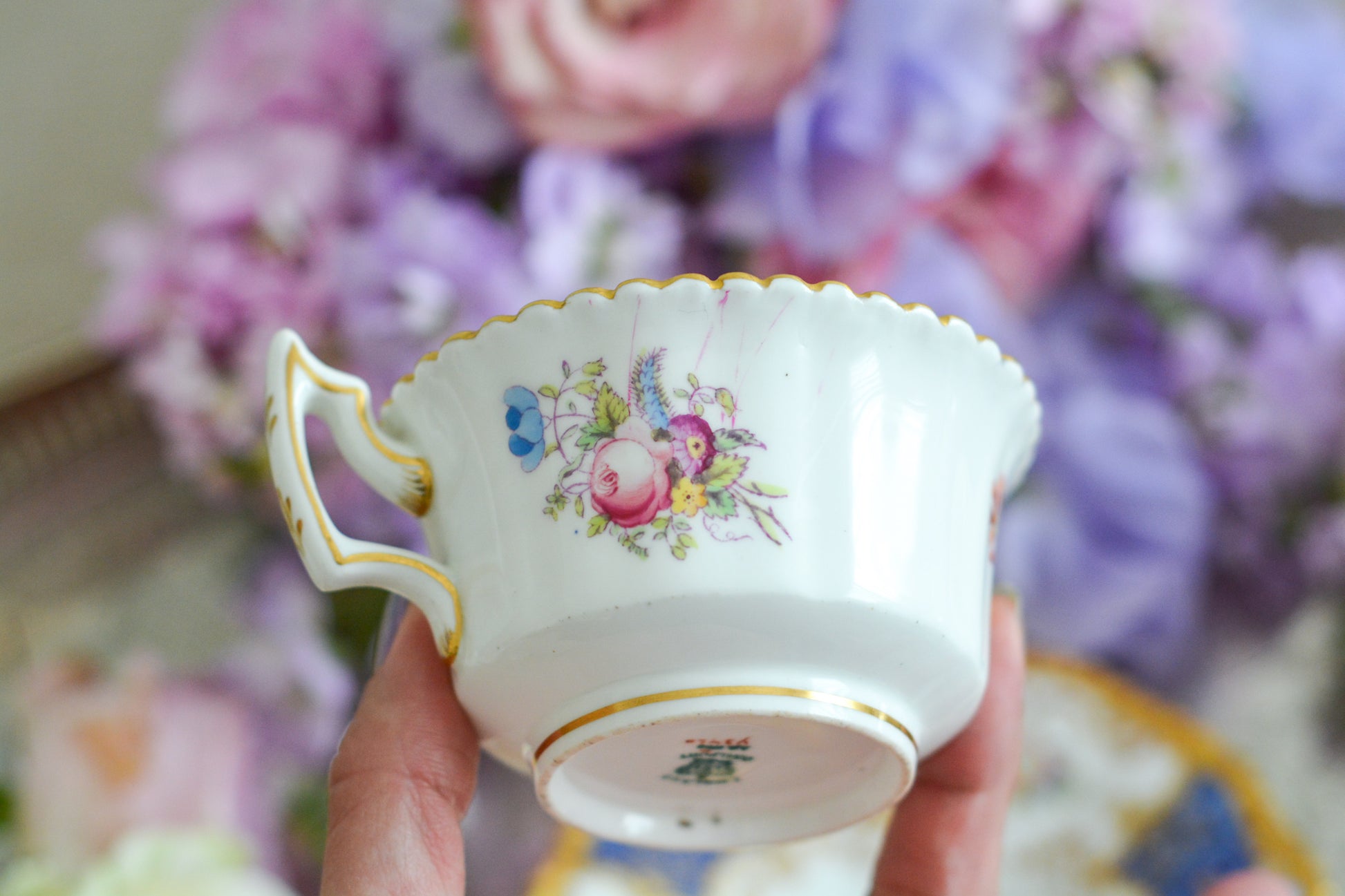 コールポートの人気シリーズ、バットウィングシリーズ。とても珍しい模様のデュオが入荷しました。鮮やかなブルーカラーの年輪のような模様がとても美しいお品です。カップのサイドにはエナメルのお花たちが描かれています。以前色違いの淡いグリーンをご紹介したことがあります。こちらは、カップに製造時にできたと思われる小さな穴があります。貫通はしていないのですが、そこだけ油薬がかかっていません。その穴付近にごく微細な貫入が1つあります。 その他は貫入もなく、金彩もとても綺麗に残っていて、キラキラと輝いています。特別なバットウィング。プレゼントにもご自身のご褒美にもぴったりなお品です。