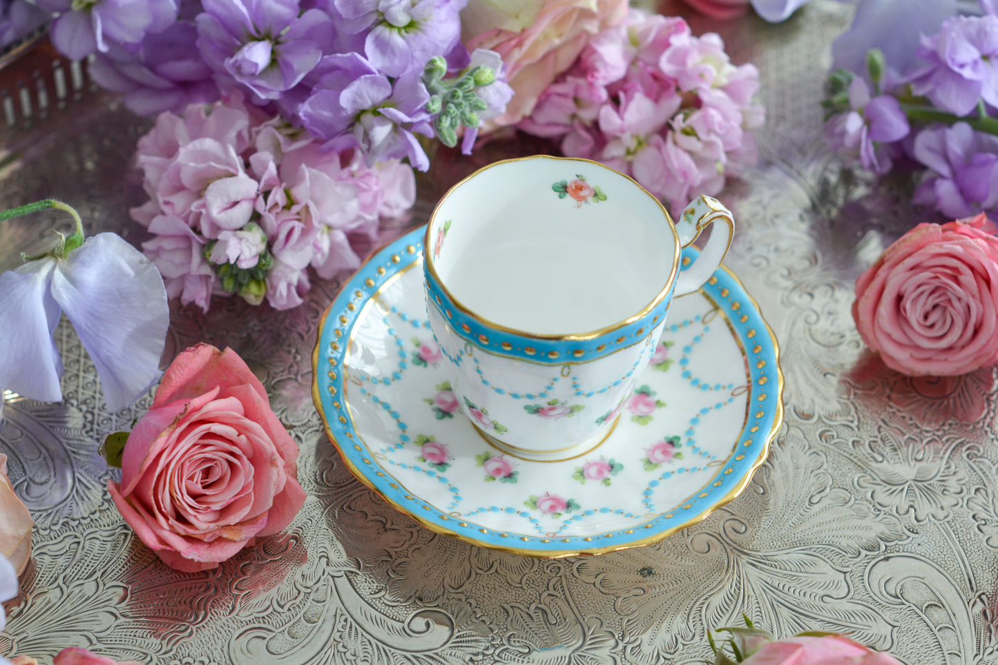 ミントンの美しいデミタスカップ。ミントンブルーにエレガントなデザイン。さすがミントン!ですね。小さなカップにぎゅっと魅力が詰まったお品です。 ミントンは女性の絵付け師さんが他のメーカーよりもたくさん活躍していたと本で読んだことがあります。ミントンのエレガントで美しいデザインはそんな理由もあるのかもしれません。カップのハンドルに製造時にできたと思われる傷と、ソーサーにヘアライン(貫通はしていません)があるので実用にはお勧めしませんが、ぜひたくさん眺めて愛でていただきたい、芸術的なカップです。