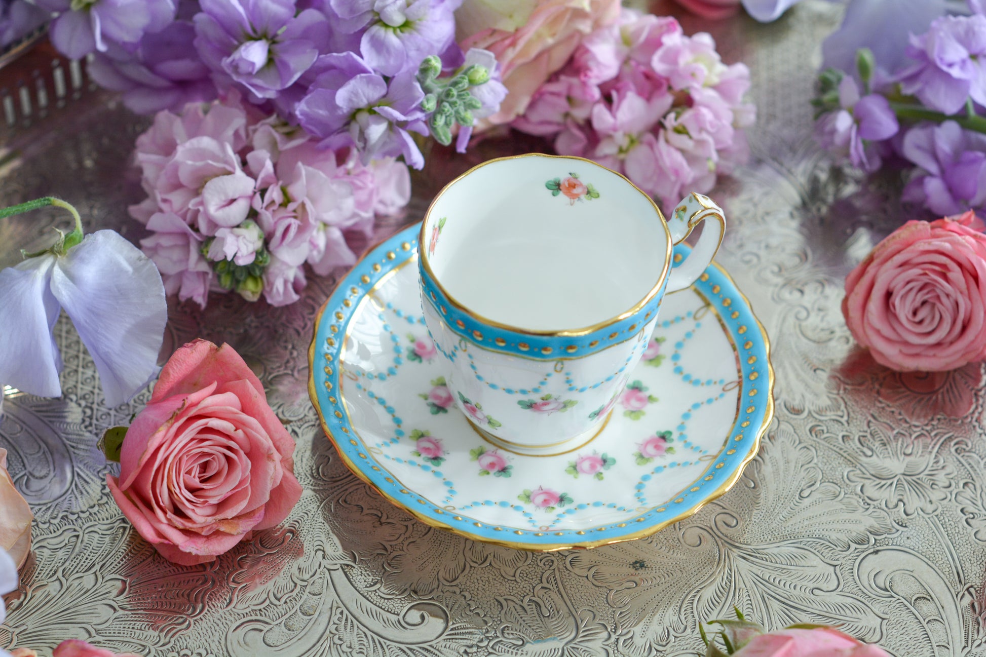 ミントンの美しいデミタスカップ。ミントンブルーにエレガントなデザイン。さすがミントン!ですね。小さなカップにぎゅっと魅力が詰まったお品です。 ミントンは女性の絵付け師さんが他のメーカーよりもたくさん活躍していたと本で読んだことがあります。ミントンのエレガントで美しいデザインはそんな理由もあるのかもしれません。カップのハンドルに製造時にできたと思われる傷と、ソーサーにヘアライン(貫通はしていません)があるので実用にはお勧めしませんが、ぜひたくさん眺めて愛でていただきたい、芸術的なカップです。