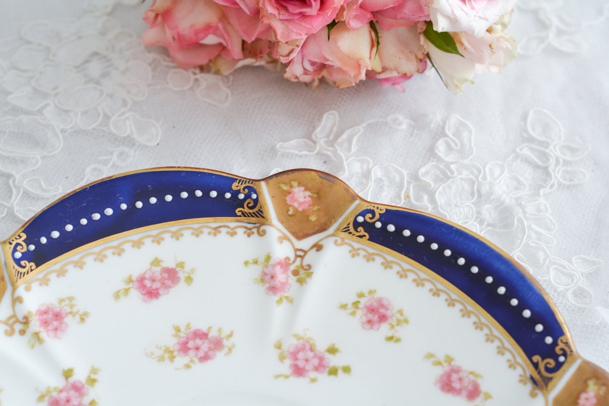 アレートンというメーカーの美しいティートリオです。アレートンは1859年から1942年まで続いたメーカーで、1912年からはコウルドンに買収されました。バックスタンプはコウルドンに引き継がれる以前の物です。美しいコバルトブルーにエナメルのジュールがうってあって、とってもエレガントなティーセットです。カップ&ソーサー、サイドプレート、デザートプレートの4ピースのセットで、お一人分のティータイムにぴったりです。