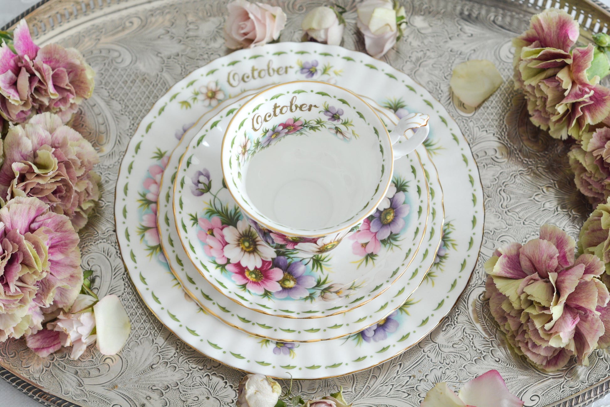 ロイヤルアルバートの人気シリーズの一つ、「フラワーオブザマンス」1月から12月までそれぞれの季節のお花がモチーフのシリーズで、ついつい集めたくなってしまう魅力があります。今回ご紹介するのは、10月(Octber)。10月のお花はコスモスです。柔らかな色合いのコスモスにターコイズブルーがアクセントの可愛らしいセットです。今回はティートリオにデザートプレートのついた珍しい4ピースセットが入荷しました!秋のティータイムをお楽しみください。