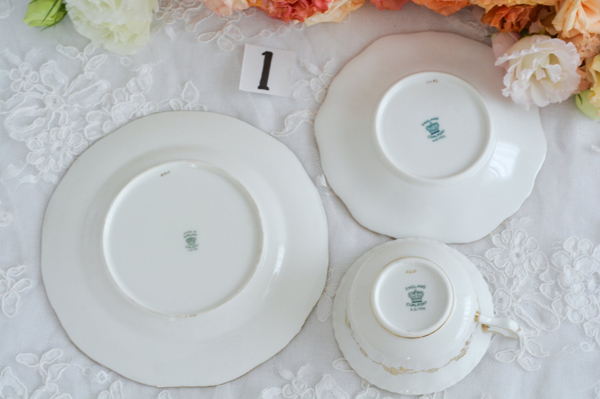 コールポートの代表作と言ってもいい、バットウィングシリーズ。こちらは明るい雰囲気のアップルグリーンのティートリオです。柔らかな印象で凛としさ美しさがありオーラを感じます。季節を選ばずお楽しみいただけるカラーですね。最近はバットウィングも探すのがとても困難になってきました。こちらはイギリスのコレクターさんからお迎えしたお品で、大切にされていたことのわかるお品達です。トリオの中央の模様の色が違ったりオリジナルのセットではないかもしれませんが、美しいトリオです。ご縁をお繋ぎできたら嬉しく思います。こちらは1セットの価格です。全部で6セット在庫がございます。①〜⑥からお選びください。