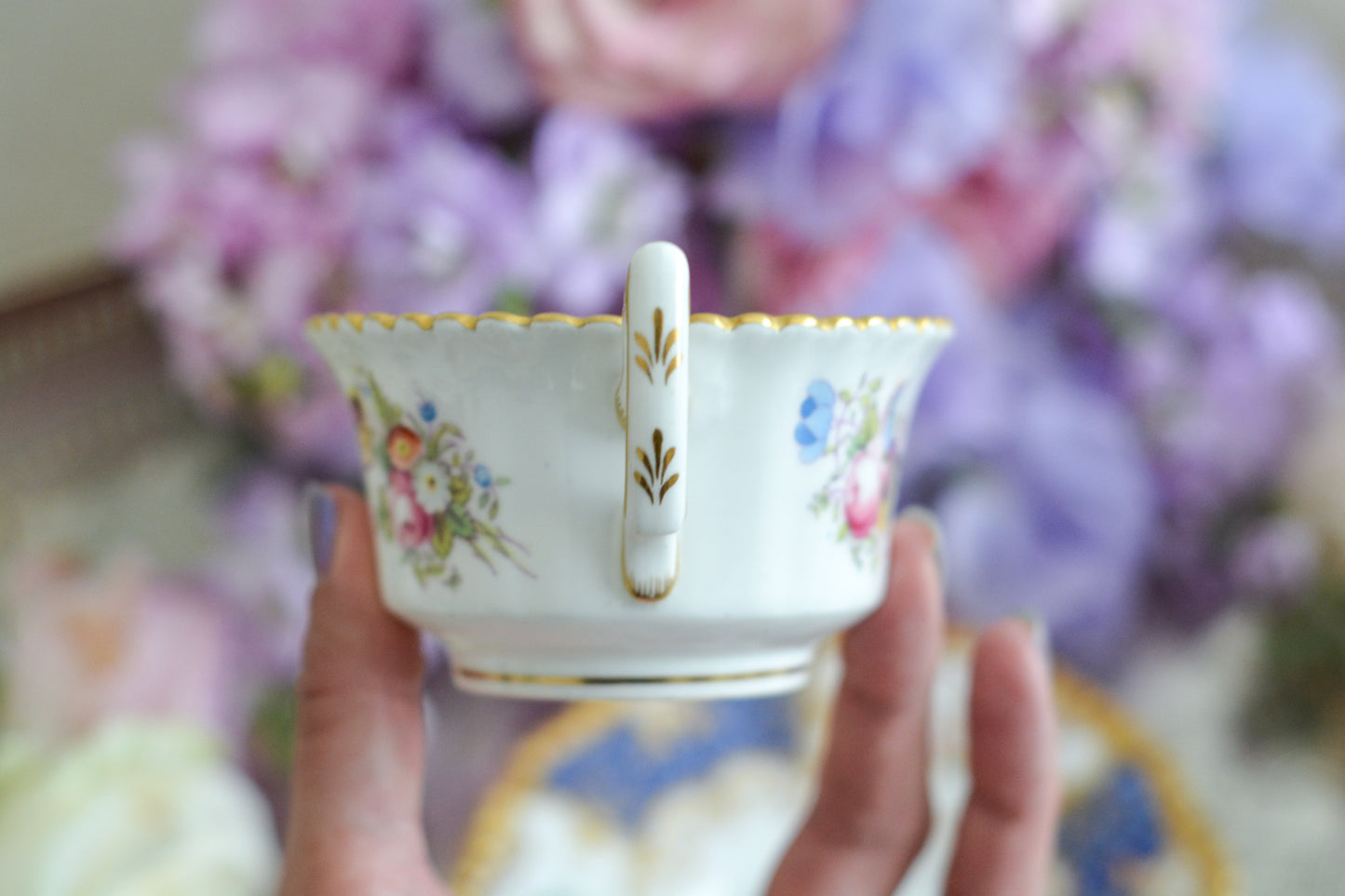 コールポートの人気シリーズ、バットウィングシリーズ。とても珍しい模様のデュオが入荷しました。鮮やかなブルーカラーの年輪のような模様がとても美しいお品です。カップのサイドにはエナメルのお花たちが描かれています。以前色違いの淡いグリーンをご紹介したことがあります。こちらは、カップに製造時にできたと思われる小さな穴があります。貫通はしていないのですが、そこだけ油薬がかかっていません。その穴付近にごく微細な貫入が1つあります。 その他は貫入もなく、金彩もとても綺麗に残っていて、キラキラと輝いています。特別なバットウィング。プレゼントにもご自身のご褒美にもぴったりなお品です。