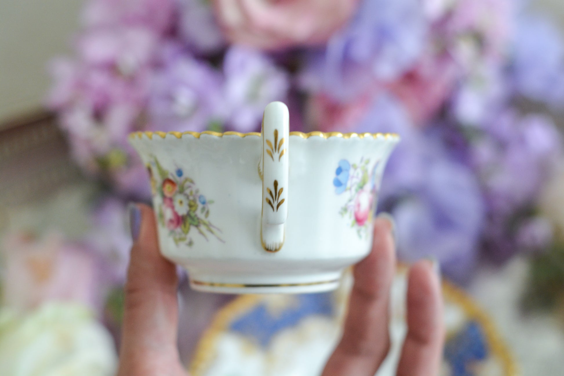 コールポートの人気シリーズ、バットウィングシリーズ。とても珍しい模様のデュオが入荷しました。鮮やかなブルーカラーの年輪のような模様がとても美しいお品です。カップのサイドにはエナメルのお花たちが描かれています。以前色違いの淡いグリーンをご紹介したことがあります。こちらは、カップに製造時にできたと思われる小さな穴があります。貫通はしていないのですが、そこだけ油薬がかかっていません。その穴付近にごく微細な貫入が1つあります。 その他は貫入もなく、金彩もとても綺麗に残っていて、キラキラと輝いています。特別なバットウィング。プレゼントにもご自身のご褒美にもぴったりなお品です。