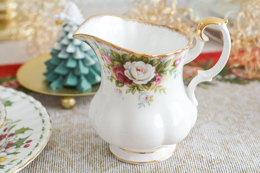 華やかな雰囲気のロイヤルアルバートのセレブレーションシリーズ。ミルクジャグも美しいです。クリスマスのテーブルにもぴったりな色合いとデザイン。クリスマスのティータイムをお楽しみくださいね。  同じシリーズのティートリオと2段ケーキスタンドも別で掲載しています。