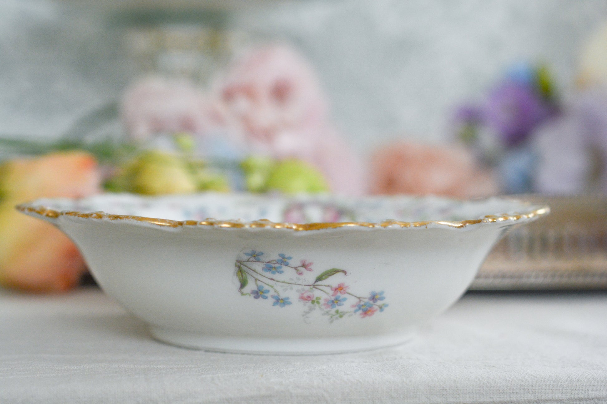 フランスのリモージュ、ジャン・プーヤ工房の可愛らしいボウル。淡いカラーが優しい雰囲気です。フルーツを盛り付けたり、ボンボンやトラジェを盛り付けたら素敵だなと思います。バラと勿忘草の組み合わせはやっぱり可愛い!!です。色々なお菓子を盛り付けてみてくださいね!