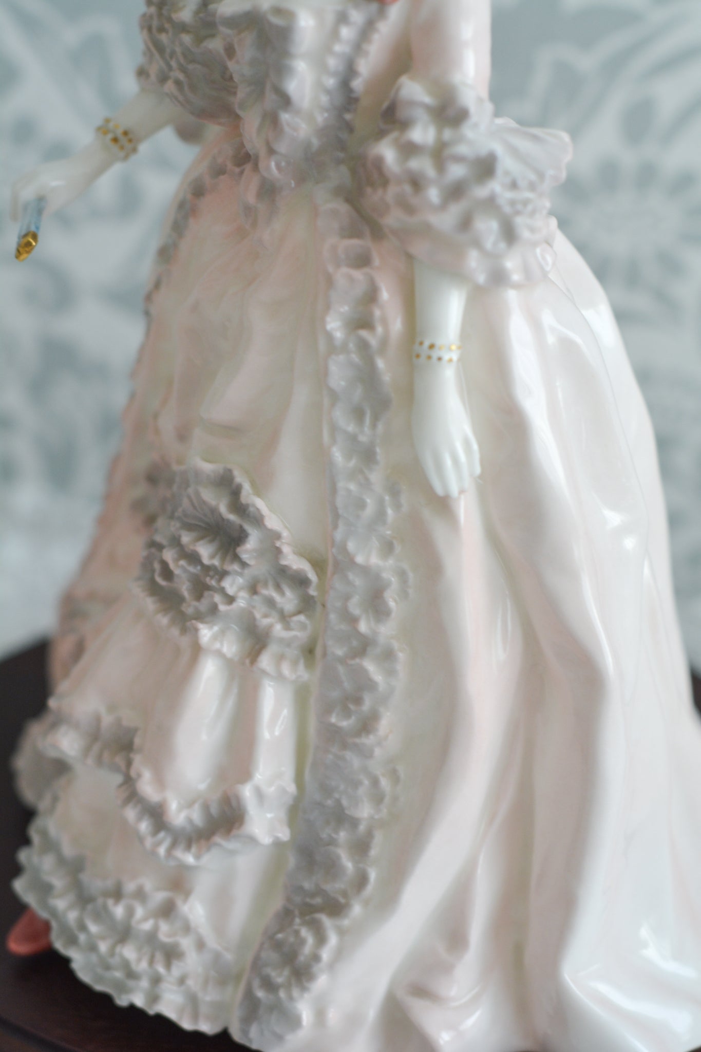 コールポートのポンパドール夫人の美しいフィギュリン。コールポートの中でも一番貴重で人気のフィギュリンではないでしょうか。美しいお顔にグレーとピンクの華やかなドレス。人気があるのも分かります。ポンパドール夫人はその美顔からフランスルイ15世の公式の愛妾となったのは有名な話。美顔だけでなく、頭もとてもよく政治にも積極的に関与しています。色々な側面を持ち合わせますが、芸術を愛し、その発展に大きな影響を与えました。ポンパドール夫人の時代はフランスを中心に優美なロココ様式が流行します。イギリスで1810年〜1830年代頃に流行したロココリバイバルはフランスのロココ様式の影響を受けてイギリスでロココ様式が再流行したものです。そんなポンパドール夫人のフィギュリンは、キャビネットに飾ってもティータイムにテーブルに置いてもどんなシーンでも、パッとスポットライトが当たったかのような存在感です。