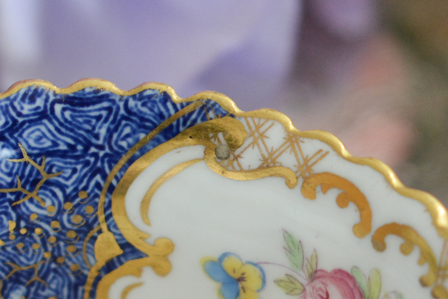 コールポートの人気シリーズ、バットウィングシリーズ。とても珍しい模様のデュオが入荷しました。鮮やかなブルーカラーの年輪のような模様がとても美しいお品です。カップのサイドにはエナメルのお花たちが描かれています。以前色違いの淡いグリーンをご紹介したことがあります。こちらは、カップに製造時にできたと思われる小さな穴があります。貫通はしていないのですが、そこだけ油薬がかかっていません。その穴付近にごく微細な貫入が1つあります。 その他は貫入もなく、金彩もとても綺麗に残っていて、キラキラと輝いています。特別なバットウィング。プレゼントにもご自身のご褒美にもぴったりなお品です。