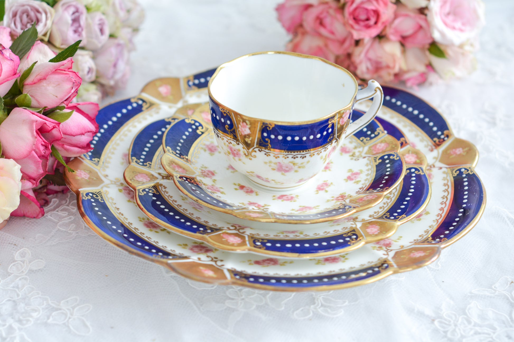 アレートンというメーカーの美しいティートリオです。アレートンは1859年から1942年まで続いたメーカーで、1912年からはコウルドンに買収されました。バックスタンプはコウルドンに引き継がれる以前の物です。美しいコバルトブルーにエナメルのジュールがうってあって、とってもエレガントなティーセットです。カップ&ソーサー、サイドプレート、デザートプレートの4ピースのセットで、お一人分のティータイムにぴったりです。