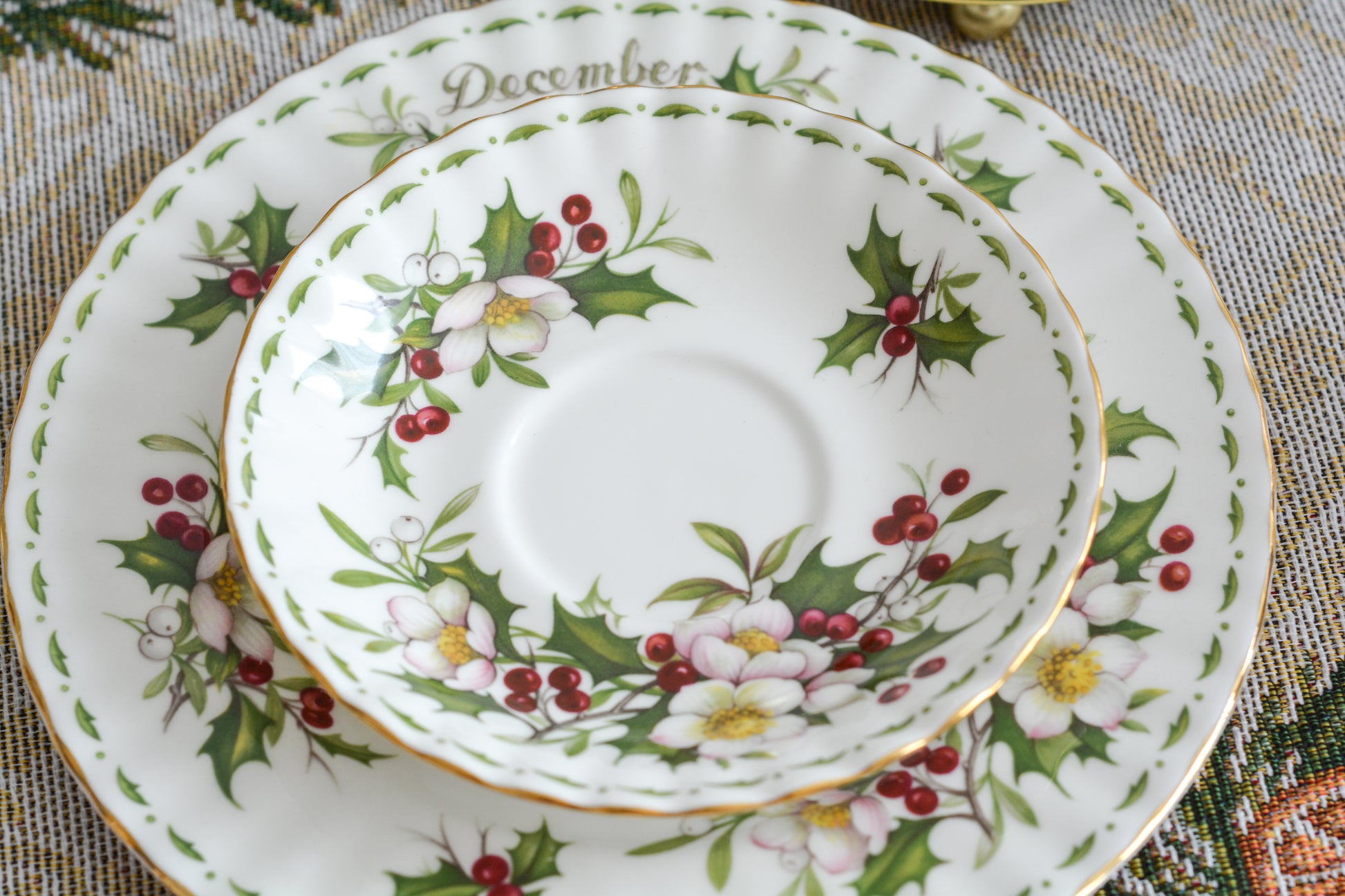 ロイヤルアルバートの人気シリーズの一つ、「フラワーオブマンス」1月から12月までそれぞれの季節のお花がモチーフのシリーズで、ついつい集めたくなってしまう魅力があります。今回ご紹介するのは、12月(December)。12月のお花はクリスマスローズです。ヒイラギに可憐なクリスマスローズがクリスマスの季節にぴったりなデザイン。とっても華やかなお品でクリスマスのテーブルを彩ります。