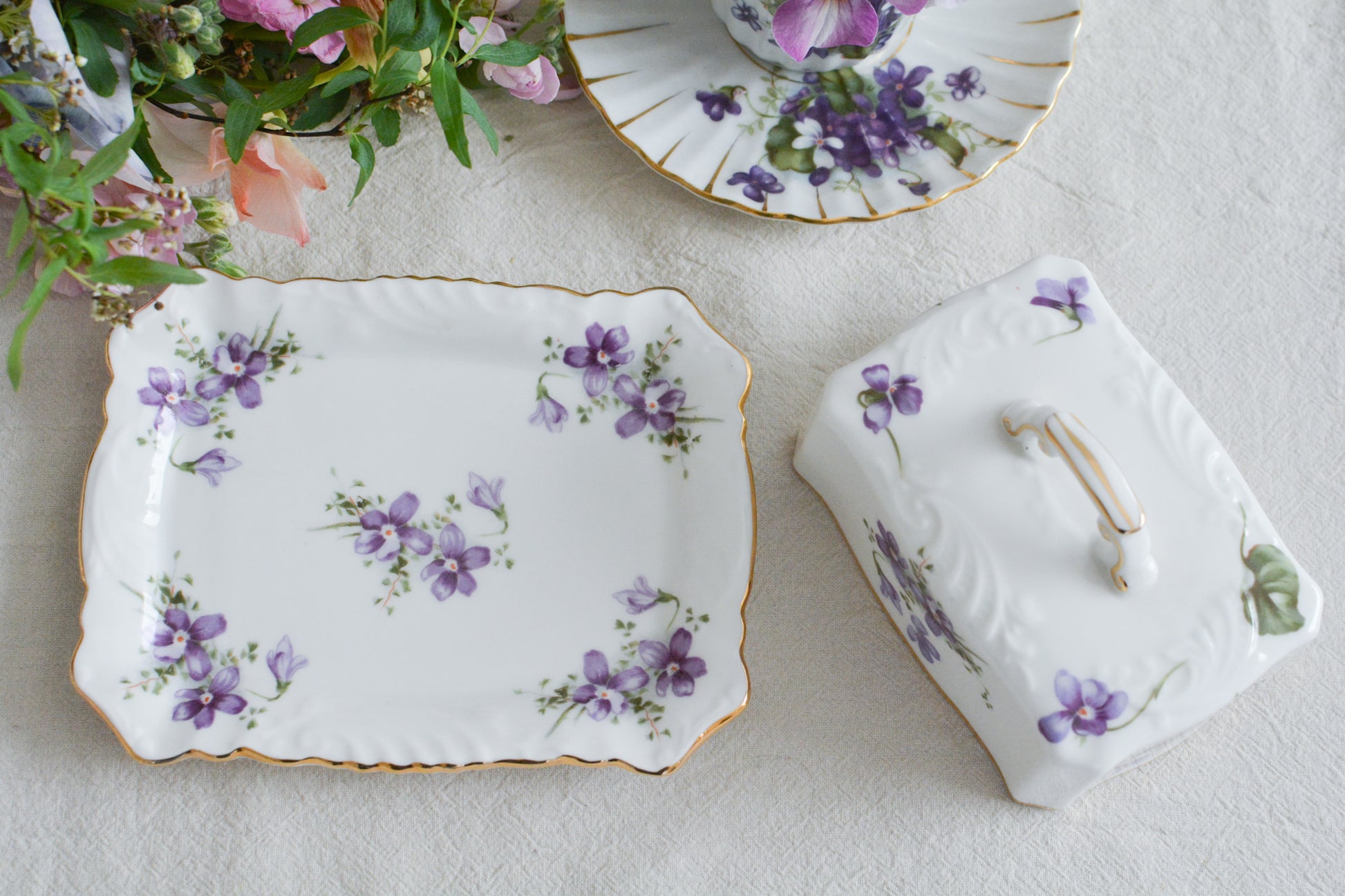 ハマースレイの人気シリーズ、ヴィクトリアンバイオレットシリーズ。珍しいバターディッシュです。お馴染みの可憐なすみれの模様が美しく、蓋の持ち手もハマースレイらしいとてもエレガントなデザイン。バターはもちろん、小さなお菓子を入れてゲストをおもてなししても素敵ですね。ティータイムを華やかに盛り上げてくれるアイテムです。