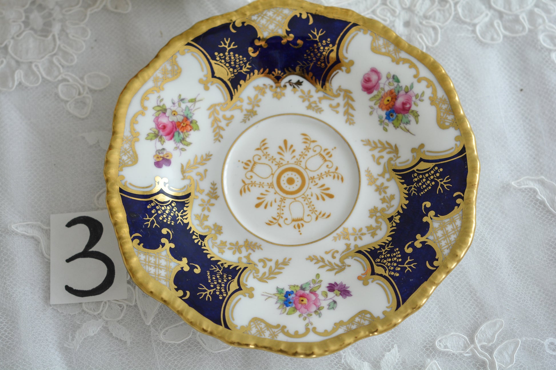 コールポートの代表作と言ってもいい、バットウィングシリーズ。こちらはコバルトブルーのティートリオです。重厚感のあるコバルトブルーと金彩のコントラスト、美しいシェイプ。凛としさ美しさがありオーラを感じます。最近はバットウィングも探すのがとても困難になってきました。心が躍るカップでティータイムをお楽しみいただけたら嬉しいです。こちらは1セットの価格です。全部で6セット在庫がございます。状態で価格が変わります。