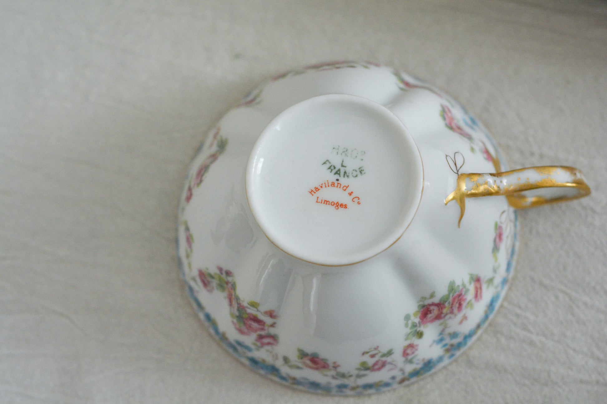 バラのガーランドと勿忘草がとっても可憐なフランスのアビランドリモージュのカップ&ソーサーです。同じ勿忘草の模様の330番もとても人気がありますが、271番は製造数がさらに少なくなかなか出回りません。優しいタッチで絵付けされていて、ハンドル部分の模様も可愛らしいです。見ているだけで優しい気持ちになります。可愛らしいカップでぜひティータイムをお楽しみくださいませ。