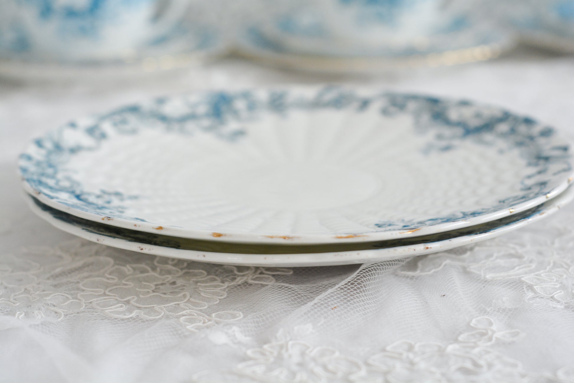 サミュエル・ラドフォードというメーカーの可愛らしいデザートプレートです。サミュエル・ラドフォードはスタッフォードシャーのメーカーで、1879年から1957年まで創業していました。こちらはブルーの転写模様がとても美しく地模様もとても可愛らしいお品です。色違いのティートリオとシュガーボウル&ミルクジャグも別で掲載しています。   こちらは1枚の価格です。全部で2枚在庫がございます。状態の良い方からお送りします。