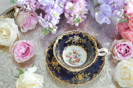 コールポートのロココリバイバル作品のアデレードシェイプ。とても優雅なシェイプで、ハンドペイントで描かれる花々は繊細でとても美しいです。いろいろなデザインが作られていて、シェイプは同じでも絵柄は少しずつ違います。こちらはコバルトブルーに金彩のお花模様が豪華なお品。アデレードシェイプは探すのにとても苦労しますが、見つけた時の喜びはとても大きいものです。金彩の薄れはありますが、貫入のないとても良い状態です。素敵なアデレードシェイプをぜひご覧ください。