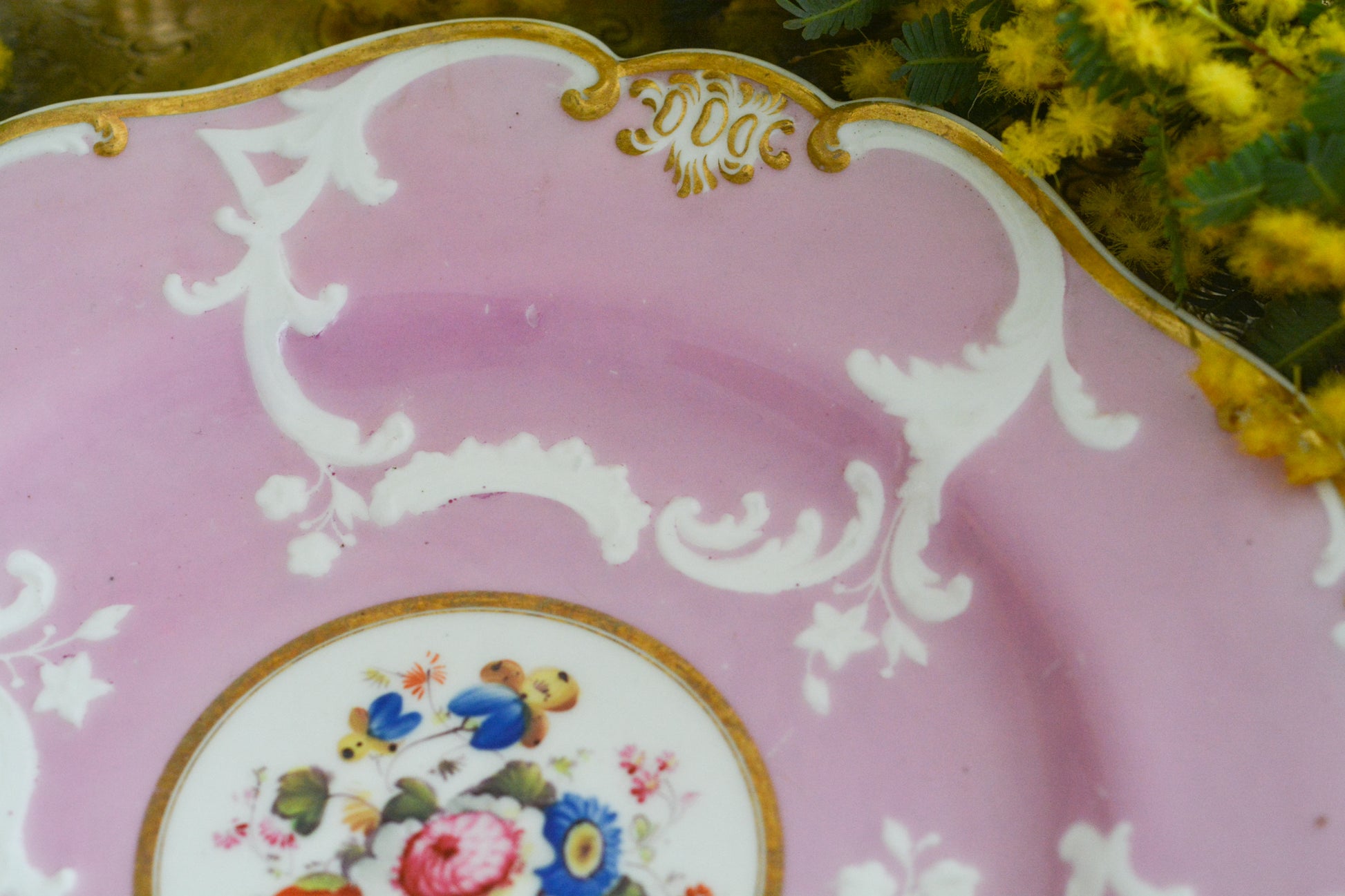 可愛らしいピンクカラーに中央にハンドペイントで丁寧に描かれたブーケの模様が美しいプレートです。エンボスの模様も優雅でチョコレートや小さな焼き菓子、パンどんなものを盛り付けても品よくまとまりそうです。一ヶ所小さなヘアラインがあるためお値打ち価格になっています。