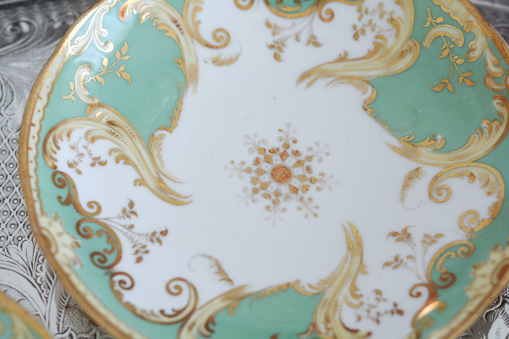 爽やかなアップルグリーンカラーに美しい模様のカップ&ソーサー。メーカーは不明ですが、優美なシェイプも素晴らしいデザインのお品です。こちらは1客の価格です。在庫が全部で5客ございます。 差異はあまりありませんが、状態の良いものから順番にお送りいたします。