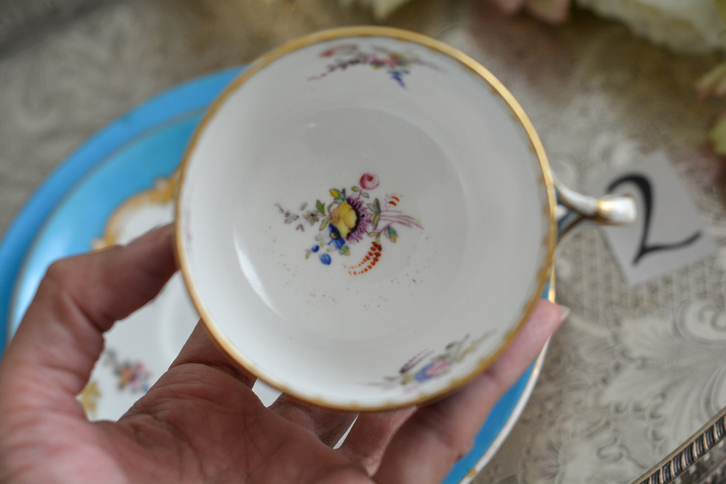 コールポートのハンドペイントで描かれた花々がとても美しいティートリオです。以前色違いのコバルトブルーのトリオをご紹介したことがあります。シリーズ名はないのですが、何色かカラーバリエーションがあります。ターコイズブルーはどのシリーズにおいても貴重なカラー。ターコイズブルーに金彩のコントラストがとても豪華な印象です。特別なティータイムにどうぞ。