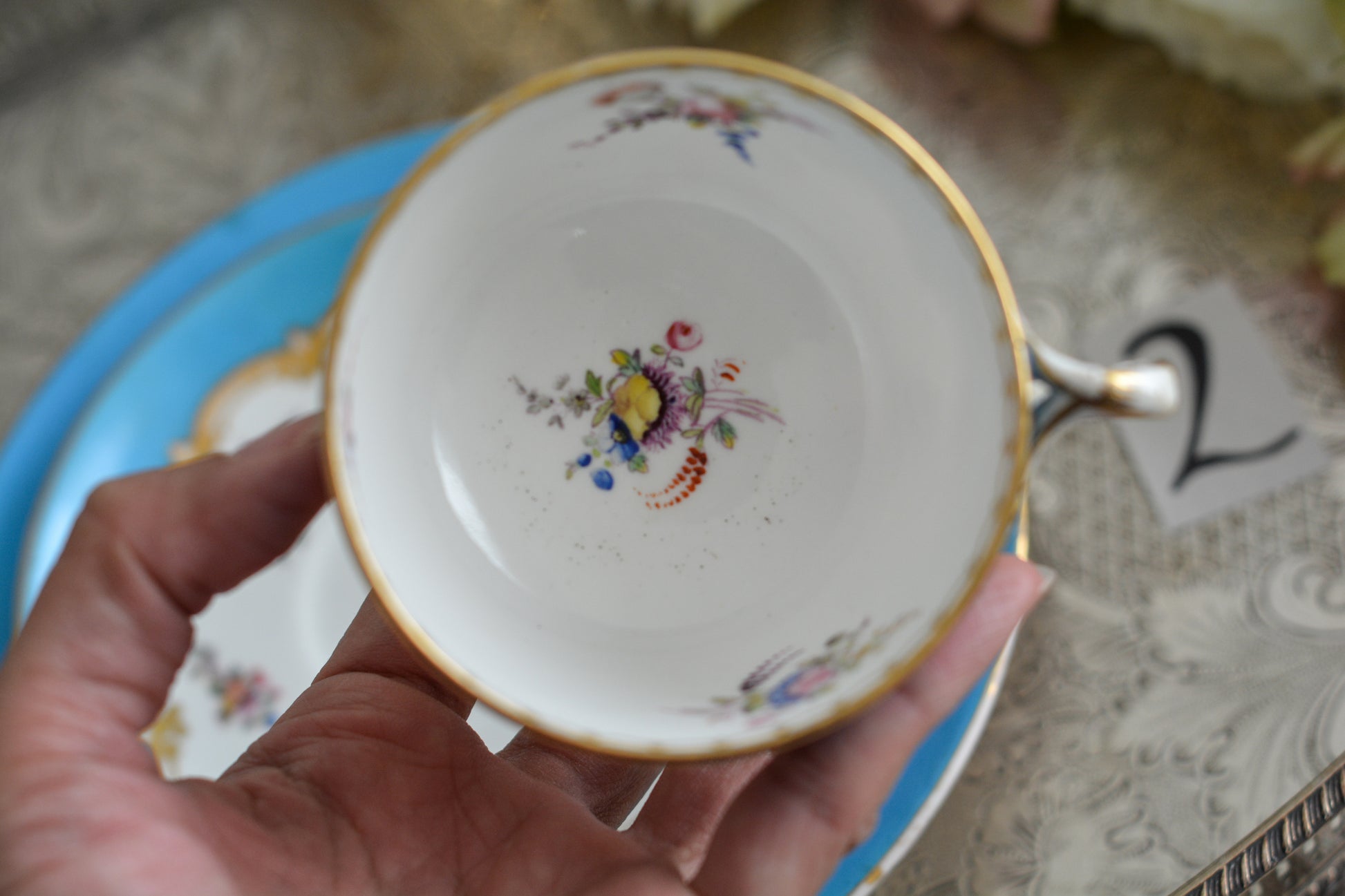 コールポートのハンドペイントで描かれた花々がとても美しいティートリオです。以前色違いのコバルトブルーのトリオをご紹介したことがあります。シリーズ名はないのですが、何色かカラーバリエーションがあります。ターコイズブルーはどのシリーズにおいても貴重なカラー。ターコイズブルーに金彩のコントラストがとても豪華な印象です。特別なティータイムにどうぞ。