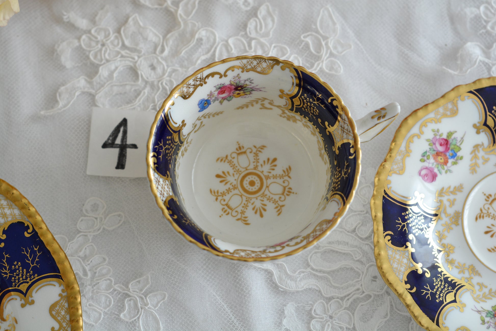 コールポートの代表作と言ってもいい、バットウィングシリーズ。こちらはコバルトブルーのティートリオです。重厚感のあるコバルトブルーと金彩のコントラスト、美しいシェイプ。凛としさ美しさがありオーラを感じます。最近はバットウィングも探すのがとても困難になってきました。心が躍るカップでティータイムをお楽しみいただけたら嬉しいです。こちらは1セットの価格です。全部で6セット在庫がございます。状態で価格が変わります。