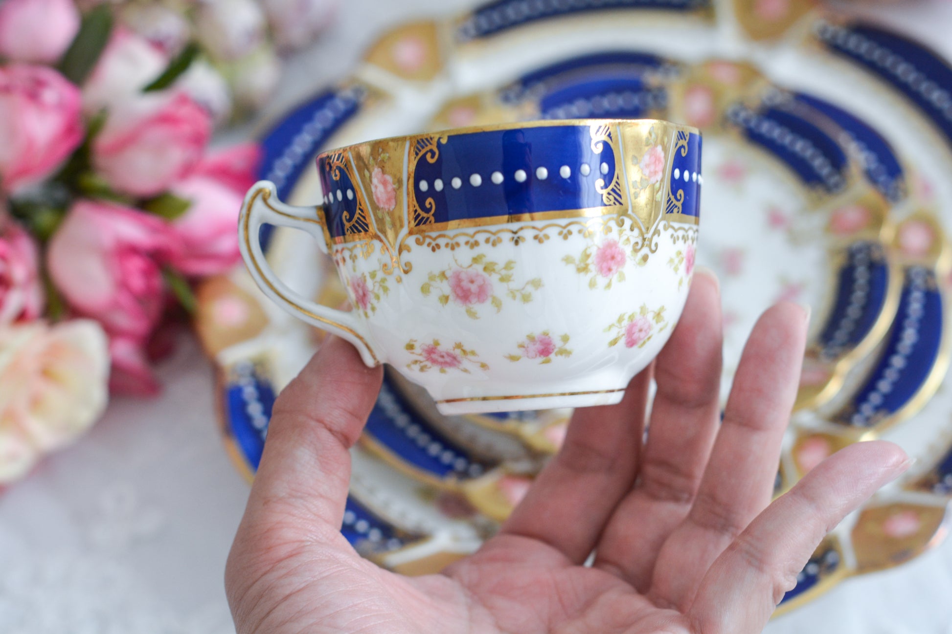 アレートンというメーカーの美しいティートリオです。アレートンは1859年から1942年まで続いたメーカーで、1912年からはコウルドンに買収されました。バックスタンプはコウルドンに引き継がれる以前の物です。美しいコバルトブルーにエナメルのジュールがうってあって、とってもエレガントなティーセットです。カップ&ソーサー、サイドプレート、デザートプレートの4ピースのセットで、お一人分のティータイムにぴったりです。