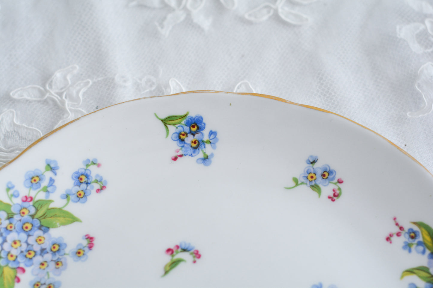 タスカンの勿忘草が大変可愛らしいテニスセットです。勿忘草がモチーフのヴィンテージ食器は色々なメーカーで作られています。このタスカンのトリオの勿忘草はとても優しい雰囲気ですね。テニスセットはソーサーがプレートと一体化している形のセットで、20世紀初め頃からスポーツ観戦時にビスケットなどのお菓子と紅茶を楽しむために作られました。主にテニスを観戦する際に重宝されたので、テニスセットと呼ばれるようになりました。気軽に紅茶とお菓子を楽しめる便利なセットです。