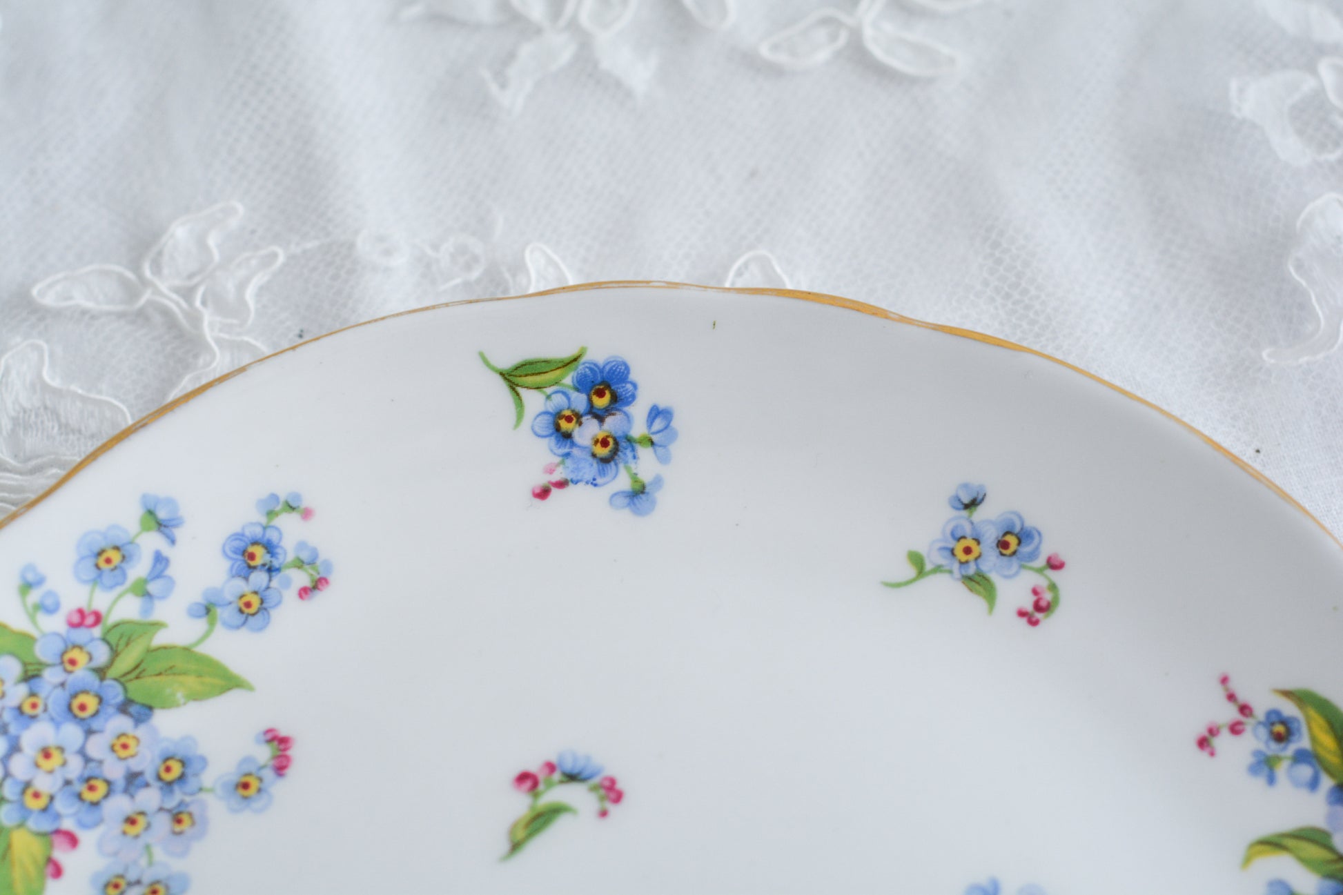 タスカンの勿忘草が大変可愛らしいテニスセットです。勿忘草がモチーフのヴィンテージ食器は色々なメーカーで作られています。このタスカンのトリオの勿忘草はとても優しい雰囲気ですね。テニスセットはソーサーがプレートと一体化している形のセットで、20世紀初め頃からスポーツ観戦時にビスケットなどのお菓子と紅茶を楽しむために作られました。主にテニスを観戦する際に重宝されたので、テニスセットと呼ばれるようになりました。気軽に紅茶とお菓子を楽しめる便利なセットです。