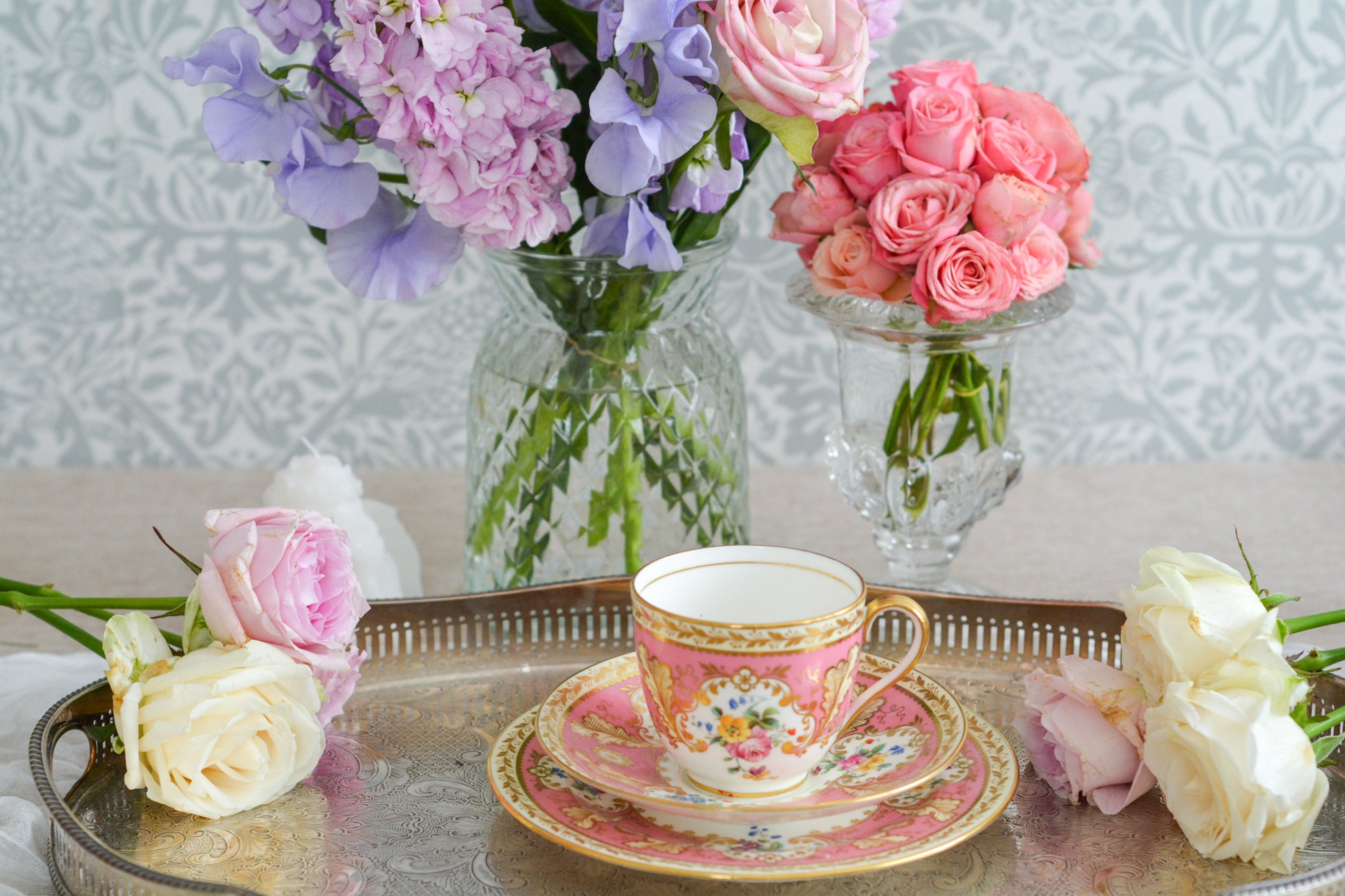 ピンクのカラーがとても貴重で愛らしい、コウルドンのティファニーパターンのティートリオです。こちらはティファニーのスタンプはありませんが、柄はティファニーがコウルドンに特注したパターン。ティファニーらしい上品な絵柄がとても美しくでコウルドンの中でも人気のシリーズです。クリスマスプレゼントにもぴったりの特別なお品です🎁  美しいティートリオで、ぜひクリスマスのティータイムやテーブルコーディネートをお楽しみください。