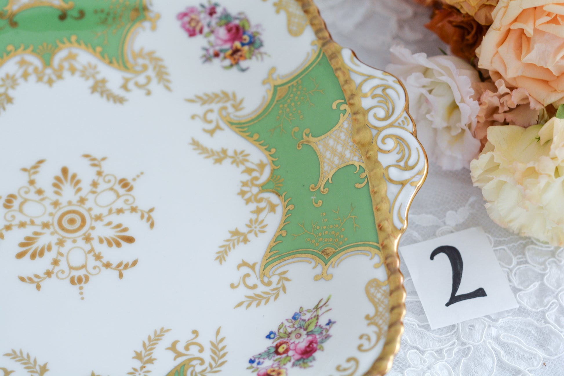 コールポートの人気シリーズ、バットウィング。カラーバリエーションも豊富なシリーズです。こちらは明るい雰囲気のアップルグリーンカラーの美しいB&Bプレート。サンドイッチやスイーツなど盛り付けてお楽しみくださいね。こちらは1枚の価格です。全部で2枚ございます。少しずつデザインが違いますので①〜②からお選びください。