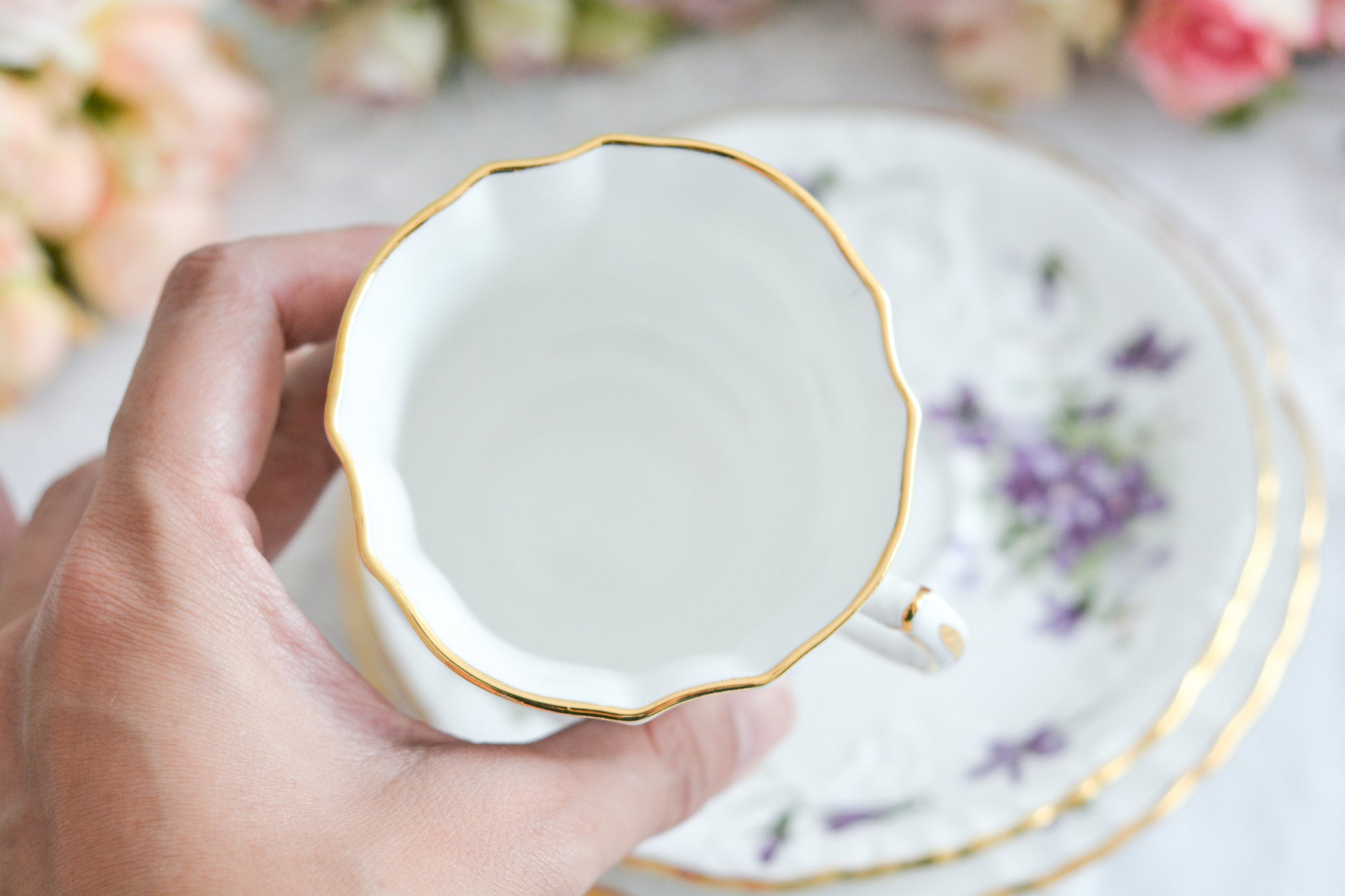 ハマースレイの人気シリーズ、ヴィクトリアンバイオレット。可憐なすみれのモチーフのティートリオです。ヴィクトリアンバイオレットシリーズは製造年代などで絵柄が少しずつ異なります。こちらは可愛らしい絵柄はもちろん、エンボス模様があり特に優雅なお品です。テーブルがパッと明るく可愛らしくなりますね。