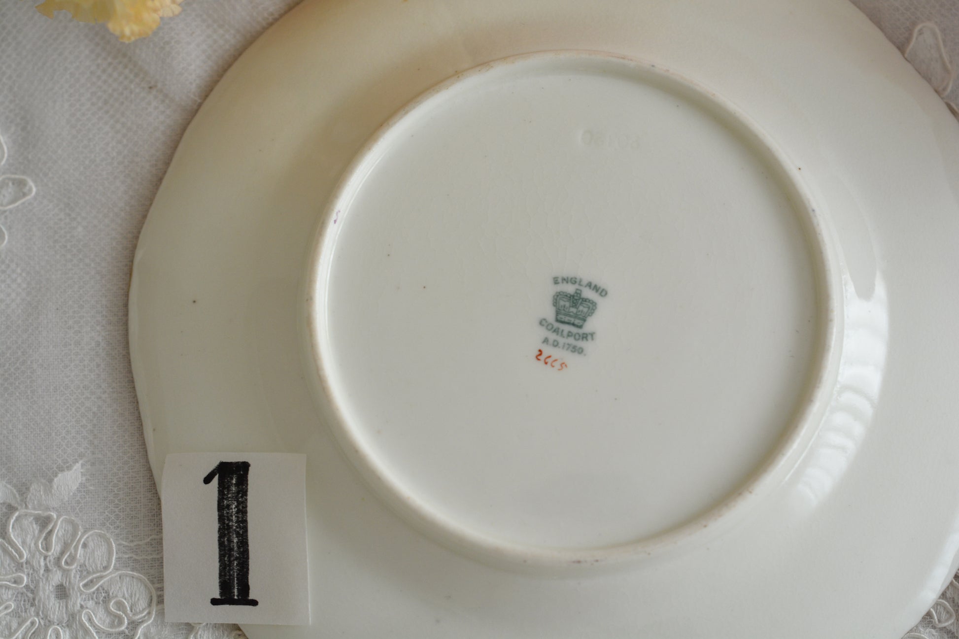 コールポートの代表作と言ってもいい、バットウィングシリーズ。こちらはコバルトブルーのティートリオです。重厚感のあるコバルトブルーと金彩のコントラスト、美しいシェイプ。凛としさ美しさがありオーラを感じます。最近はバットウィングも探すのがとても困難になってきました。心が躍るカップでティータイムをお楽しみいただけたら嬉しいです。こちらは1セットの価格です。全部で6セット在庫がございます。状態で価格が変わります。